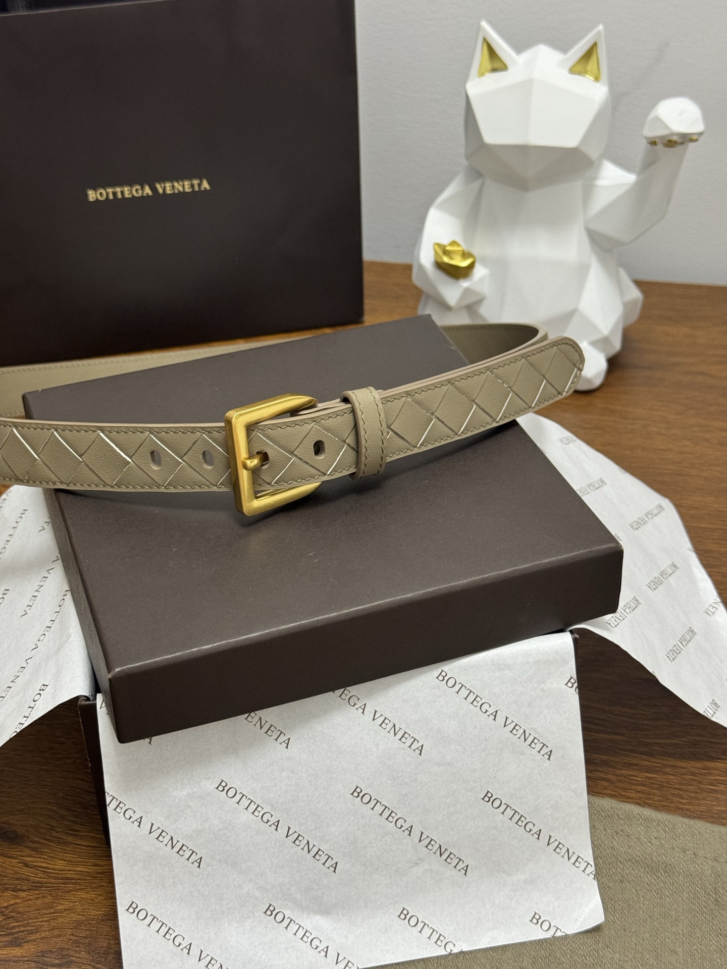 BOTTEGA VENETA   2.5cm    燕麦色 小牛皮皮革手工编织，手工编织新款牛皮经典之作。每个细节都体现