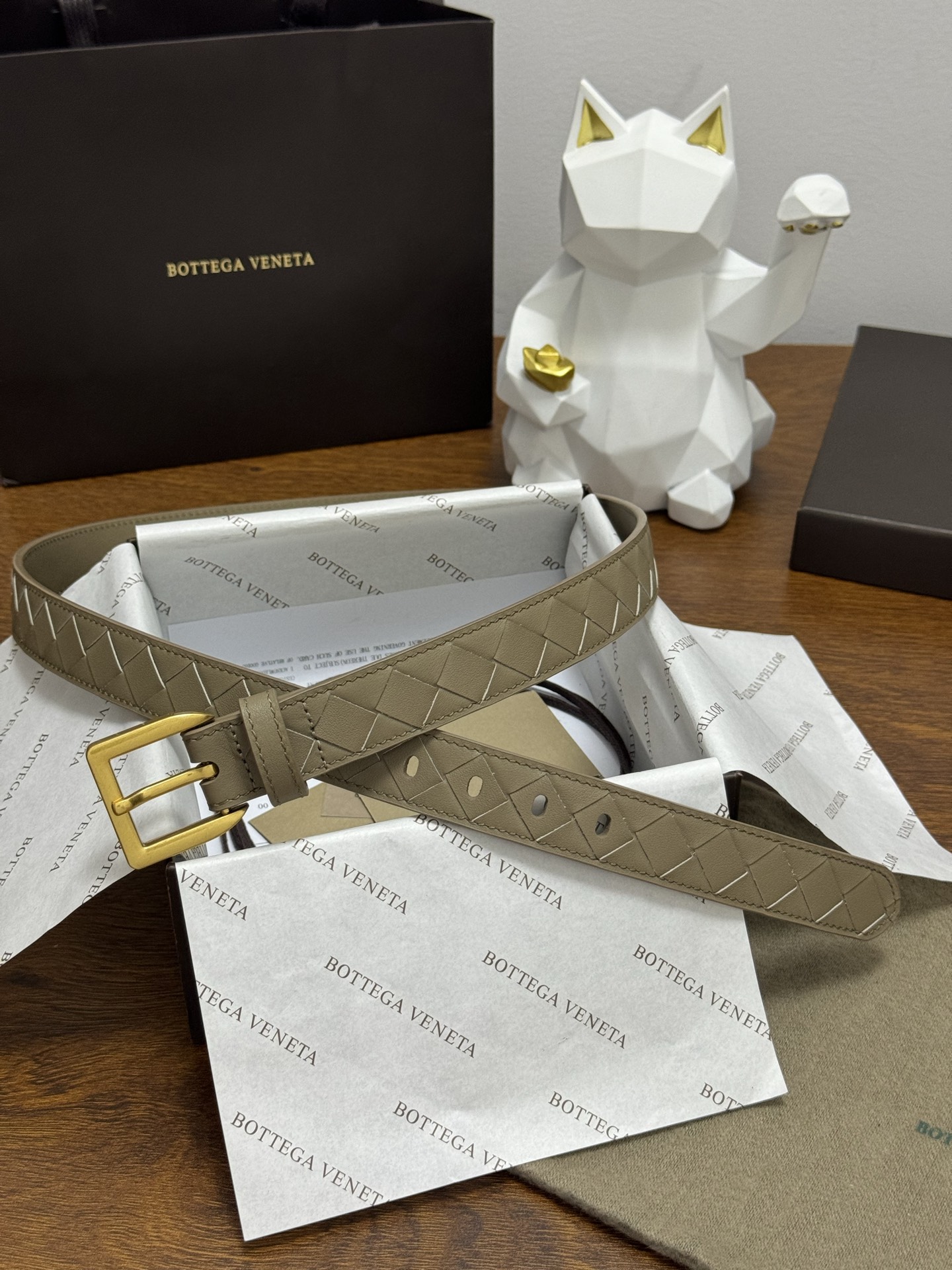 BOTTEGA VENETA   2.5cm    燕麦色 小牛皮皮革手工编织，手工编织新款牛皮经典之作。每个细节都体现