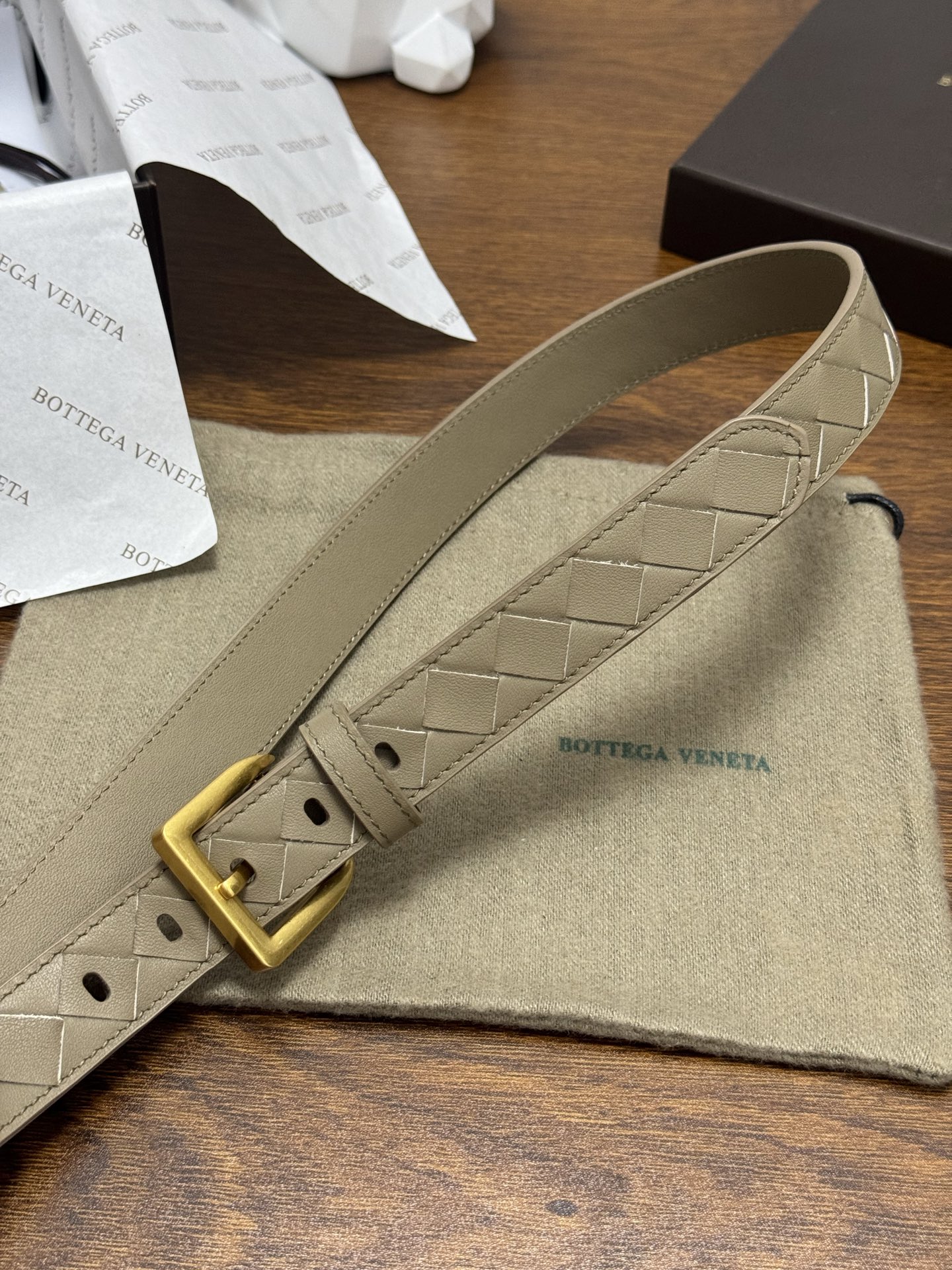 BOTTEGA VENETA   2.5cm    燕麦色 小牛皮皮革手工编织，手工编织新款牛皮经典之作。每个细节都体现