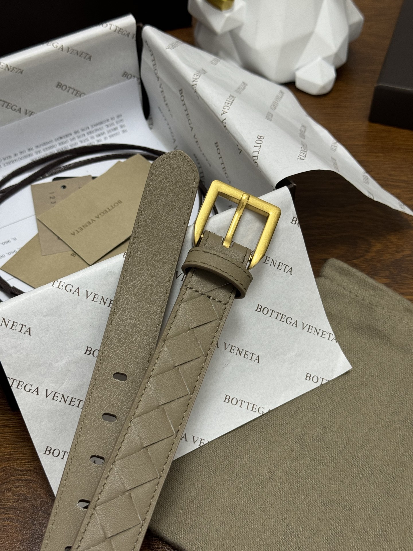 BOTTEGA VENETA   2.5cm    燕麦色 小牛皮皮革手工编织，手工编织新款牛皮经典之作。每个细节都体现