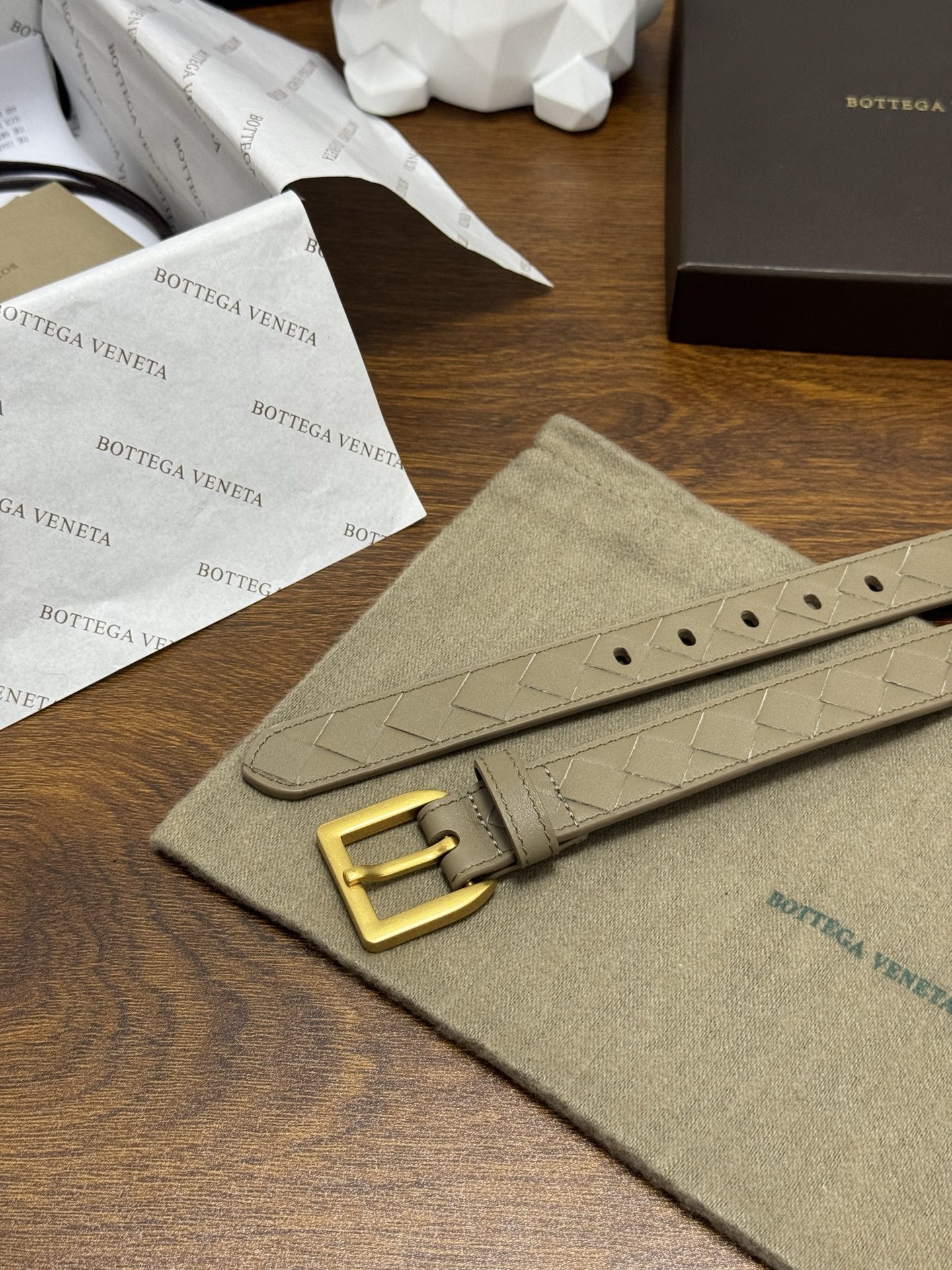 BOTTEGA VENETA   2.5cm    燕麦色 小牛皮皮革手工编织，手工编织新款牛皮经典之作。每个细节都体现