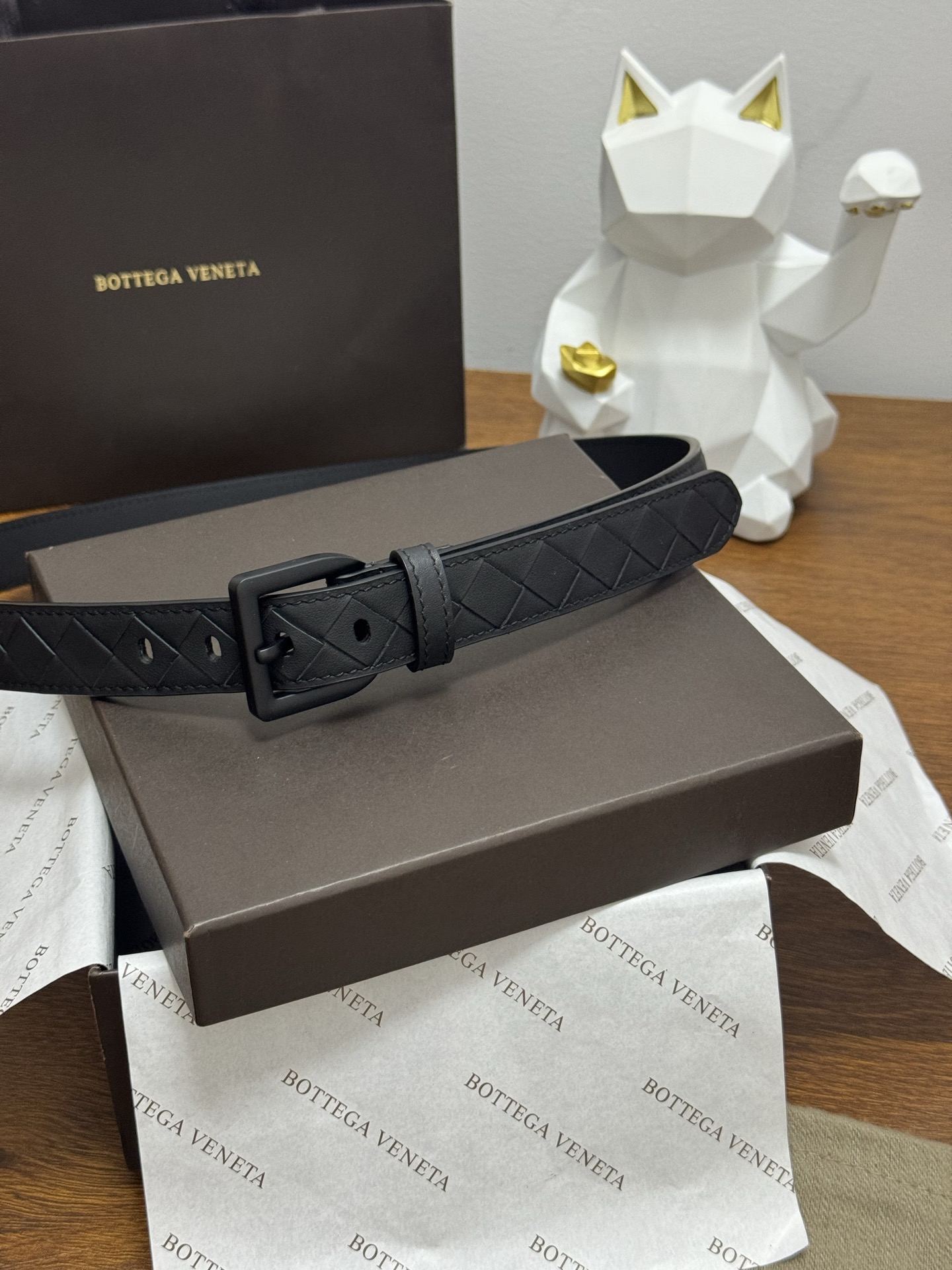 BOTTEGA VENETA 2.5cm 纯黑色 小牛皮皮革手工编织,手工编织新款牛皮经典之作。每个细节都体现 BOTTEGA VENETA 2.5cm 纯黑色 小牛皮皮革手工编织,手工编织新款牛皮经典之作。每个细节都体现
