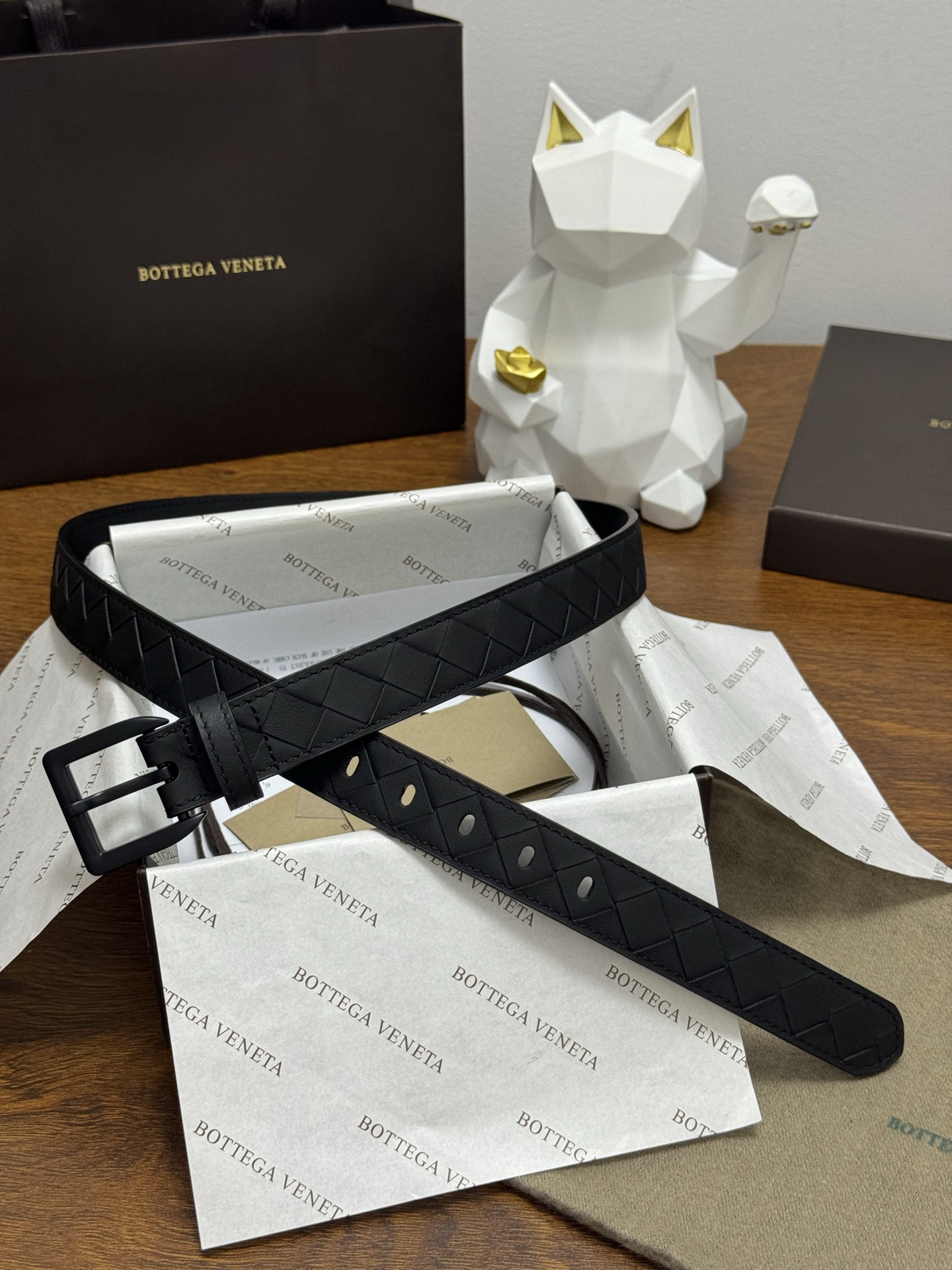 BOTTEGA VENETA 2.5cm 纯黑色 小牛皮皮革手工编织,手工编织新款牛皮经典之作。每个细节都体现 BOTTEGA VENETA 2.5cm 纯黑色 小牛皮皮革手工编织,手工编织新款牛皮经典之作。每个细节都体现