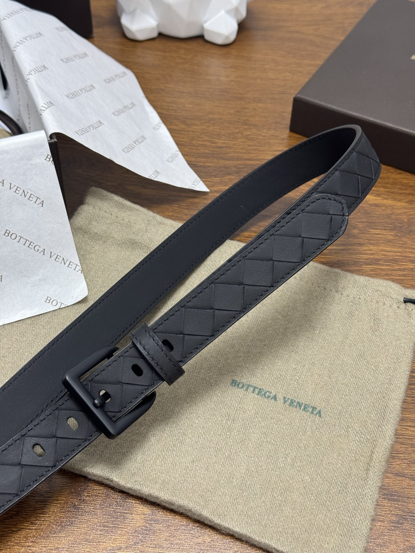 BOTTEGA VENETA 2.5cm 纯黑色 小牛皮皮革手工编织,手工编织新款牛皮经典之作。每个细节都体现 BOTTEGA VENETA 2.5cm 纯黑色 小牛皮皮革手工编织,手工编织新款牛皮经典之作。每个细节都体现