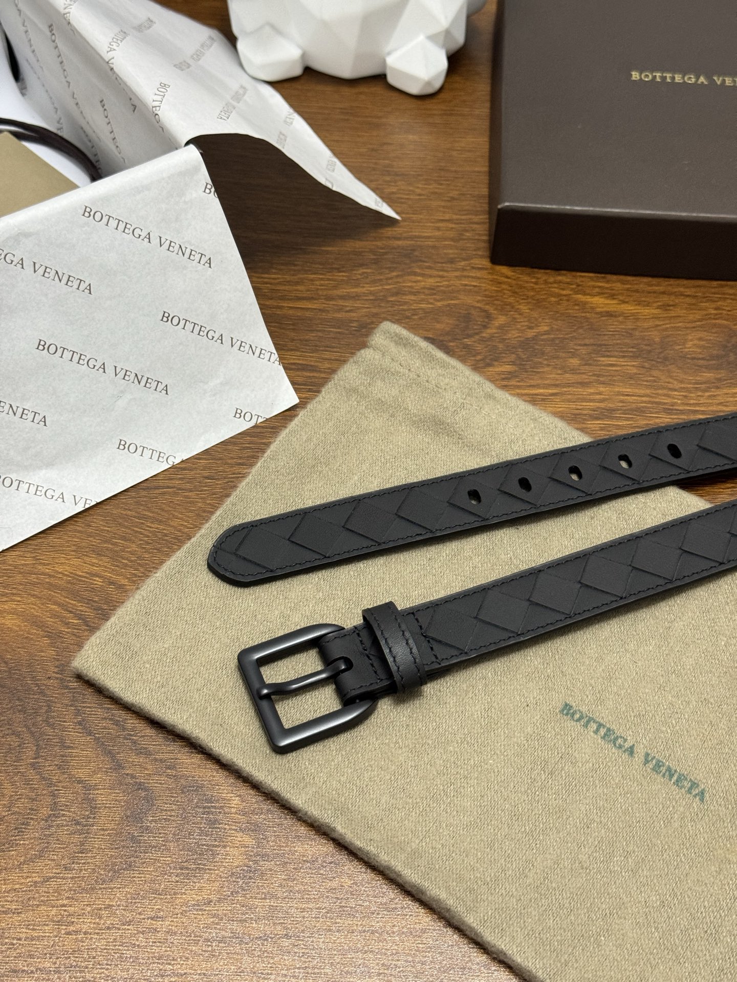 BOTTEGA VENETA 2.5cm 纯黑色 小牛皮皮革手工编织,手工编织新款牛皮经典之作。每个细节都体现 BOTTEGA VENETA 2.5cm 纯黑色 小牛皮皮革手工编织,手工编织新款牛皮经典之作。每个细节都体现