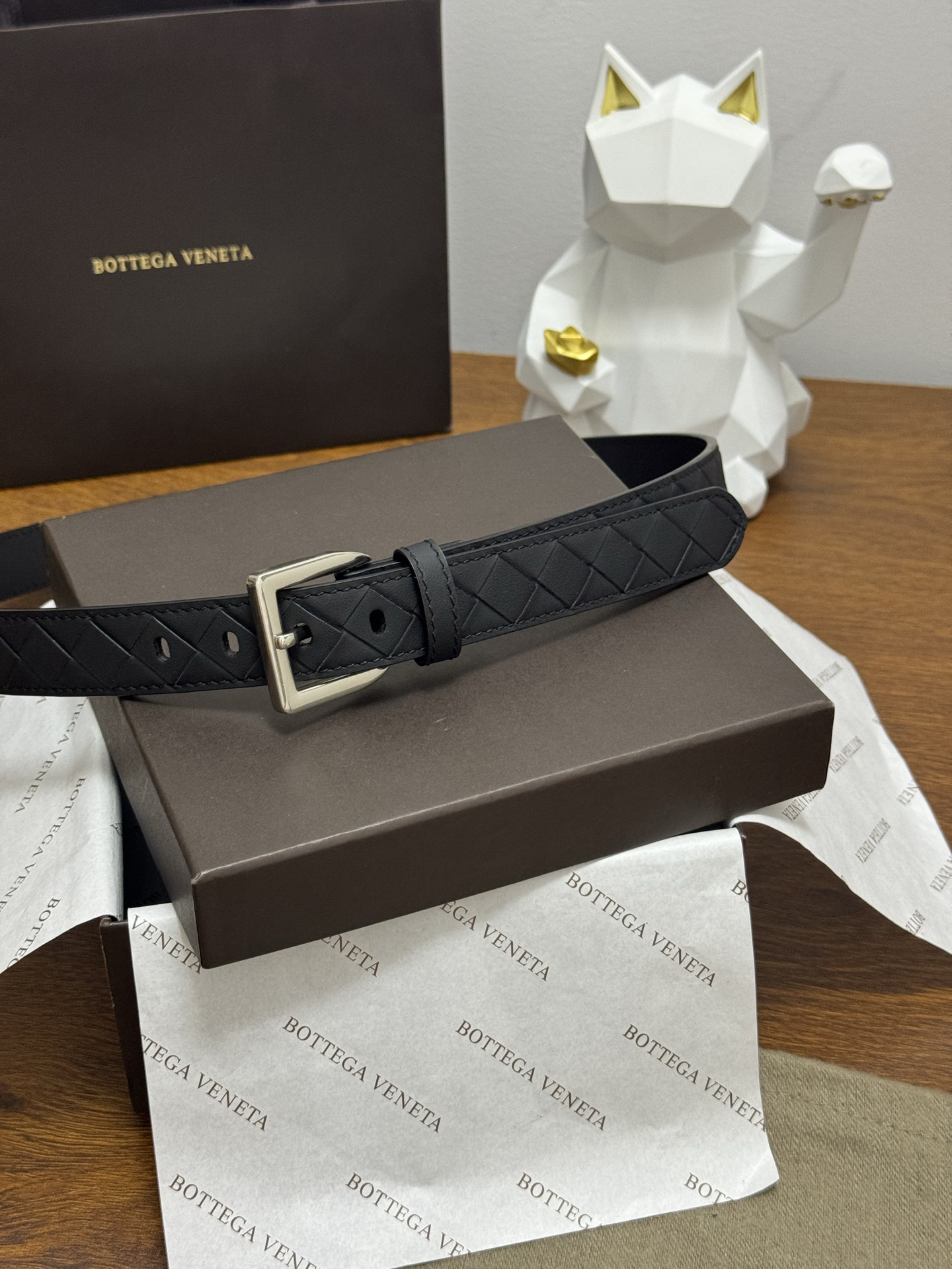 BOTTEGA VENETA   2.5cm    纯黑色 小牛皮皮革手工编织，手工编织新款牛皮经典之作。每个细节都体现