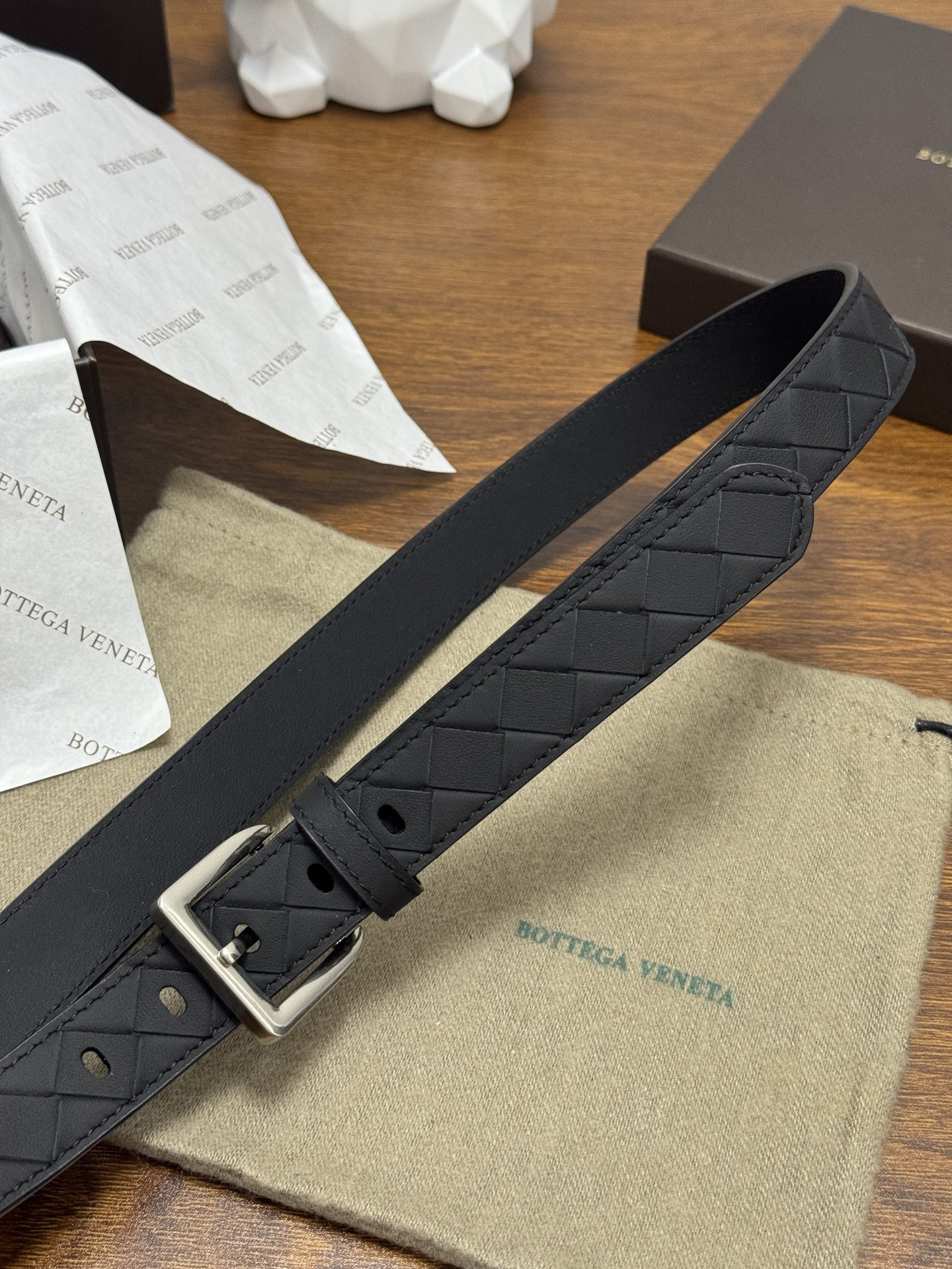 BOTTEGA VENETA   2.5cm    纯黑色 小牛皮皮革手工编织，手工编织新款牛皮经典之作。每个细节都体现