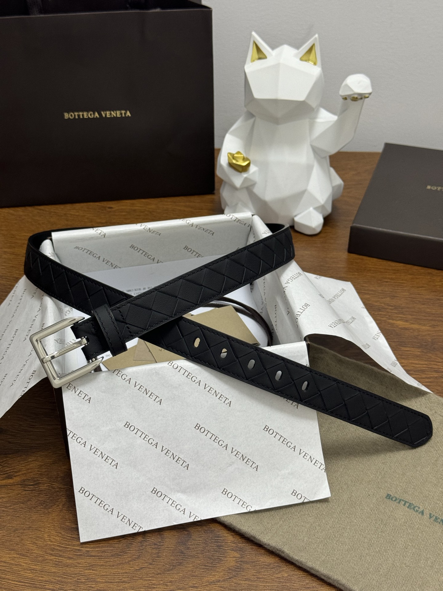 BOTTEGA VENETA   2.5cm    纯黑色 小牛皮皮革手工编织，手工编织新款牛皮经典之作。每个细节都体现