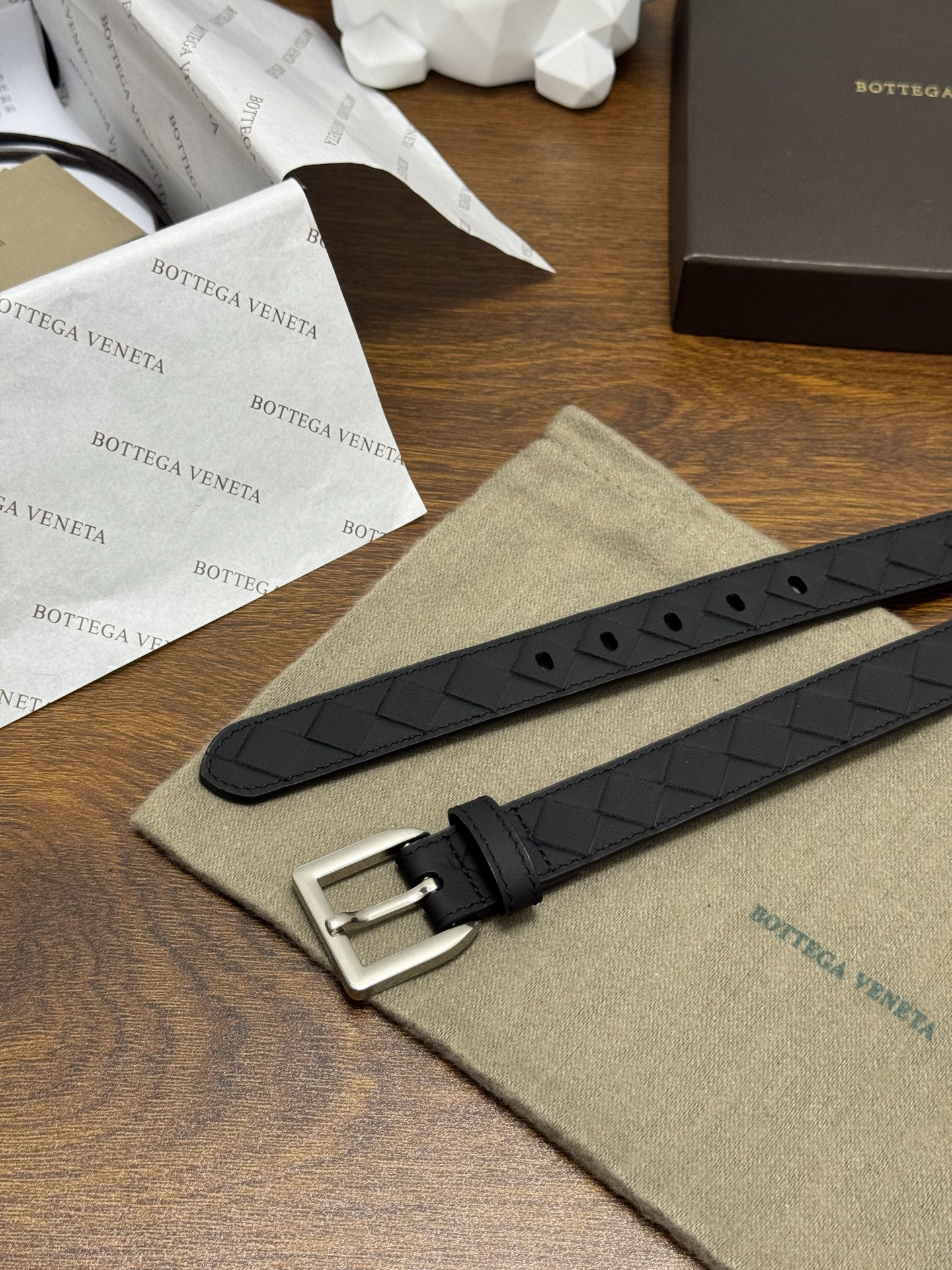 BOTTEGA VENETA   2.5cm    纯黑色 小牛皮皮革手工编织，手工编织新款牛皮经典之作。每个细节都体现