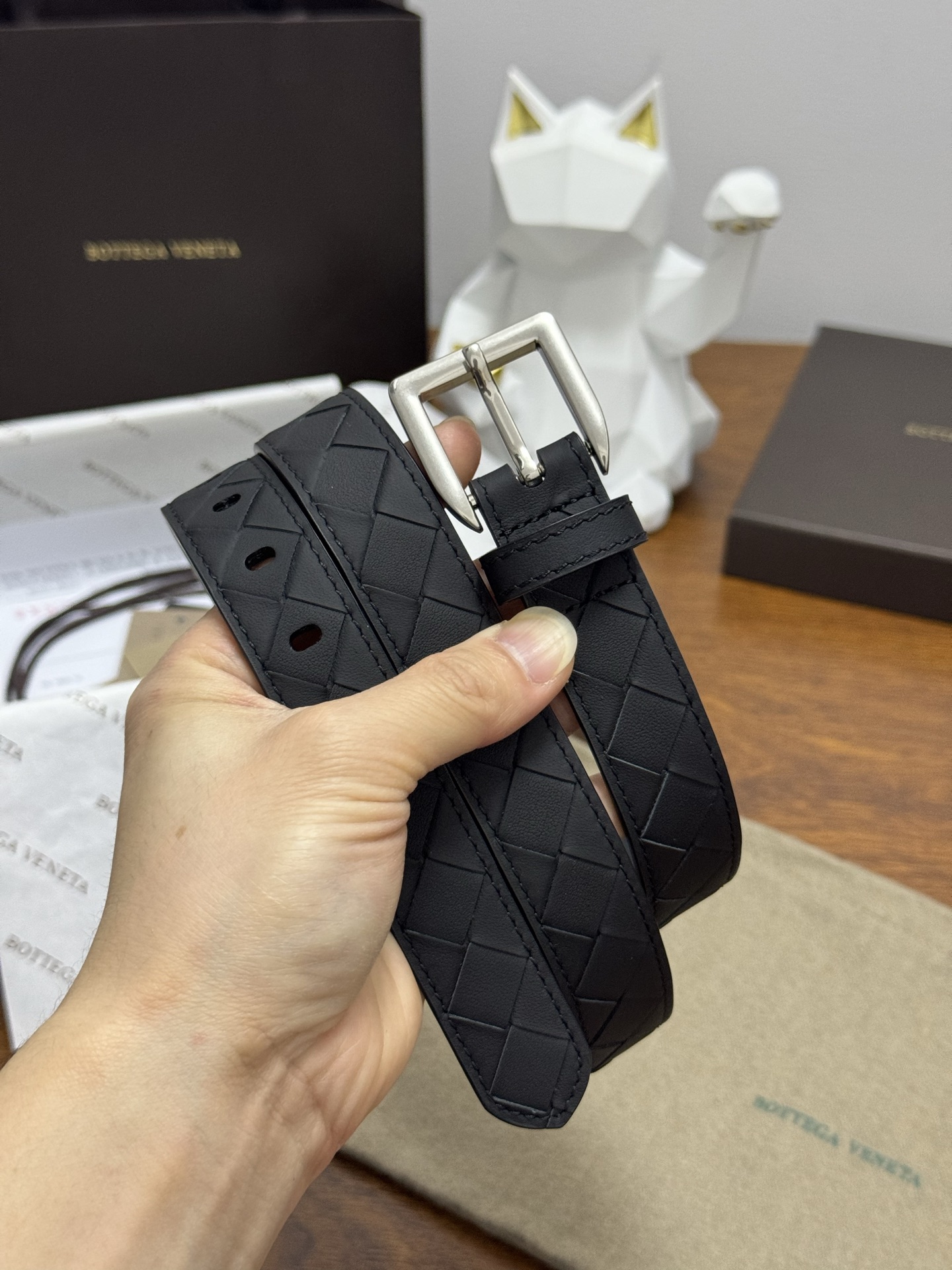 BOTTEGA VENETA 2.5cm 纯黑色 小牛皮皮革手工编织,手工编织新款牛皮经典之作。每个细节都体现 BOTTEGA VENETA 2.5cm 纯黑色 小牛皮皮革手工编织,手工编织新款牛皮经典之作。每个细节都体现