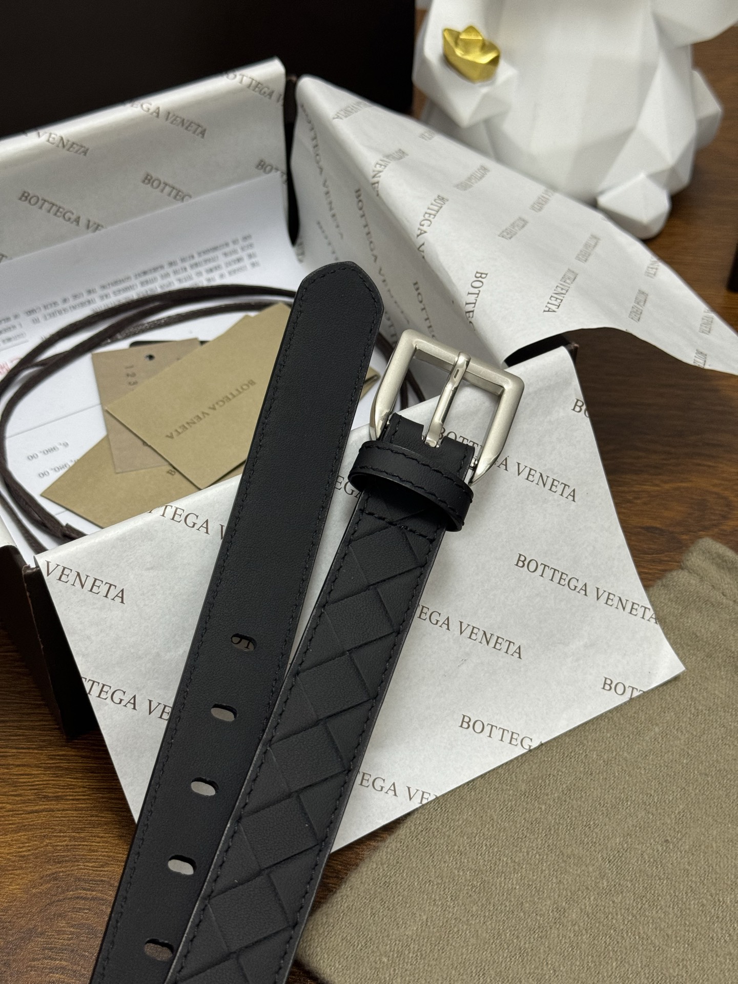 BOTTEGA VENETA   2.5cm    纯黑色 小牛皮皮革手工编织，手工编织新款牛皮经典之作。每个细节都体现