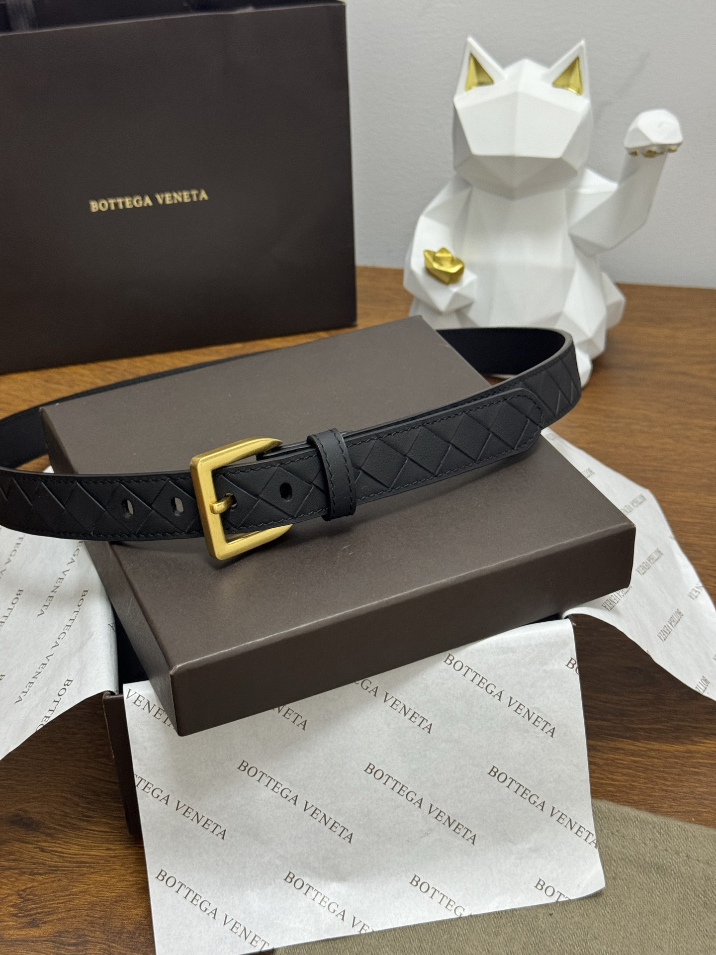 BOTTEGA VENETA   2.5cm    纯黑色 小牛皮皮革手工编织，手工编织新款牛皮经典之作。每个细节都体现