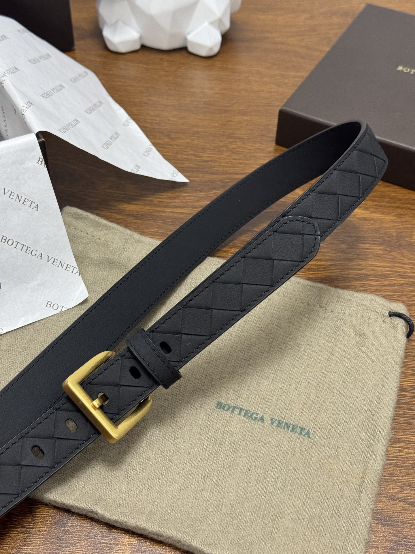 BOTTEGA VENETA   2.5cm    纯黑色 小牛皮皮革手工编织，手工编织新款牛皮经典之作。每个细节都体现