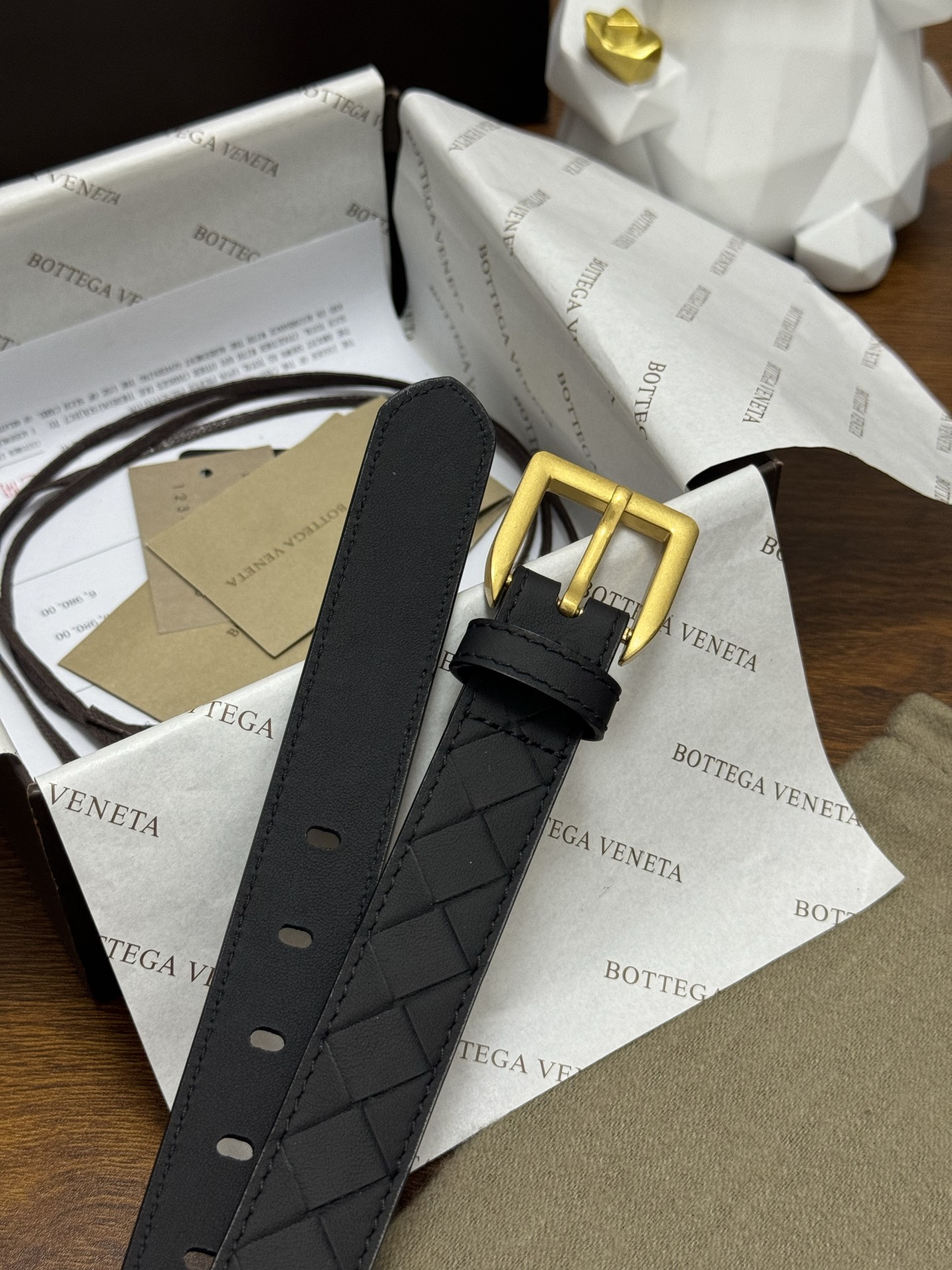BOTTEGA VENETA   2.5cm    纯黑色 小牛皮皮革手工编织，手工编织新款牛皮经典之作。每个细节都体现