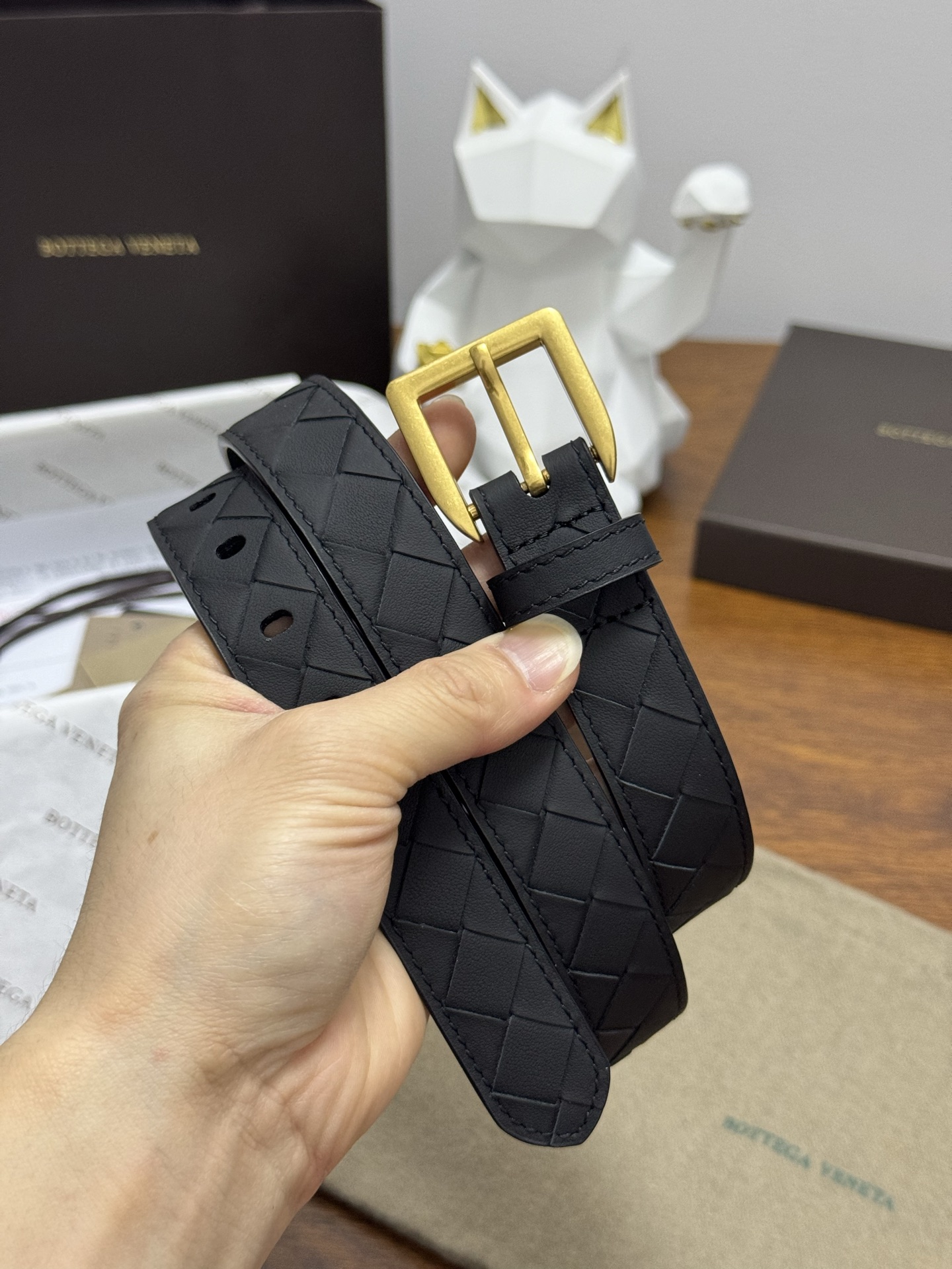 BOTTEGA VENETA 2.5cm 纯黑色 小牛皮皮革手工编织,手工编织新款牛皮经典之作。每个细节都体现 BOTTEGA VENETA 2.5cm 纯黑色 小牛皮皮革手工编织,手工编织新款牛皮经典之作。每个细节都体现
