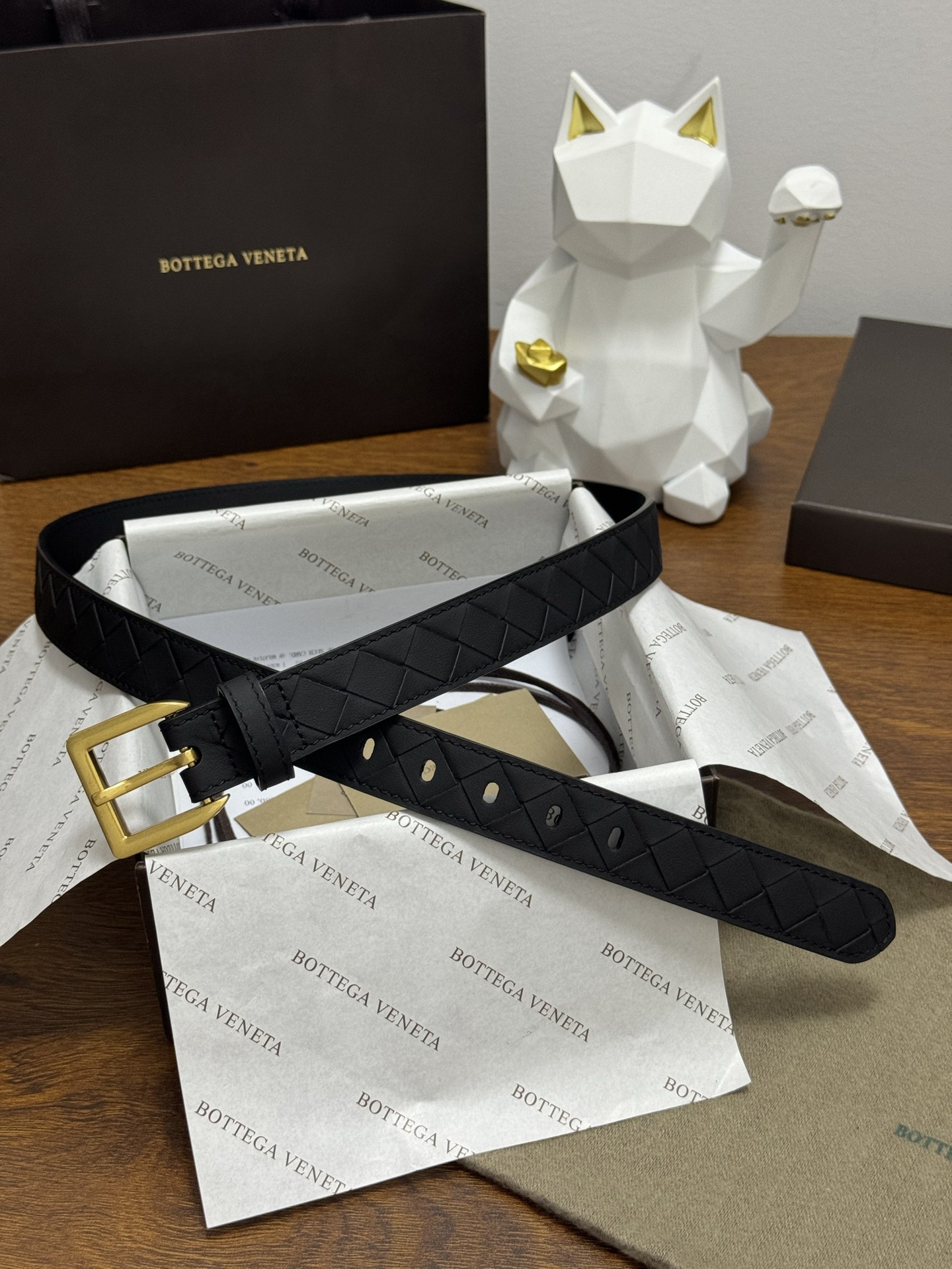 BOTTEGA VENETA   2.5cm    纯黑色 小牛皮皮革手工编织，手工编织新款牛皮经典之作。每个细节都体现
