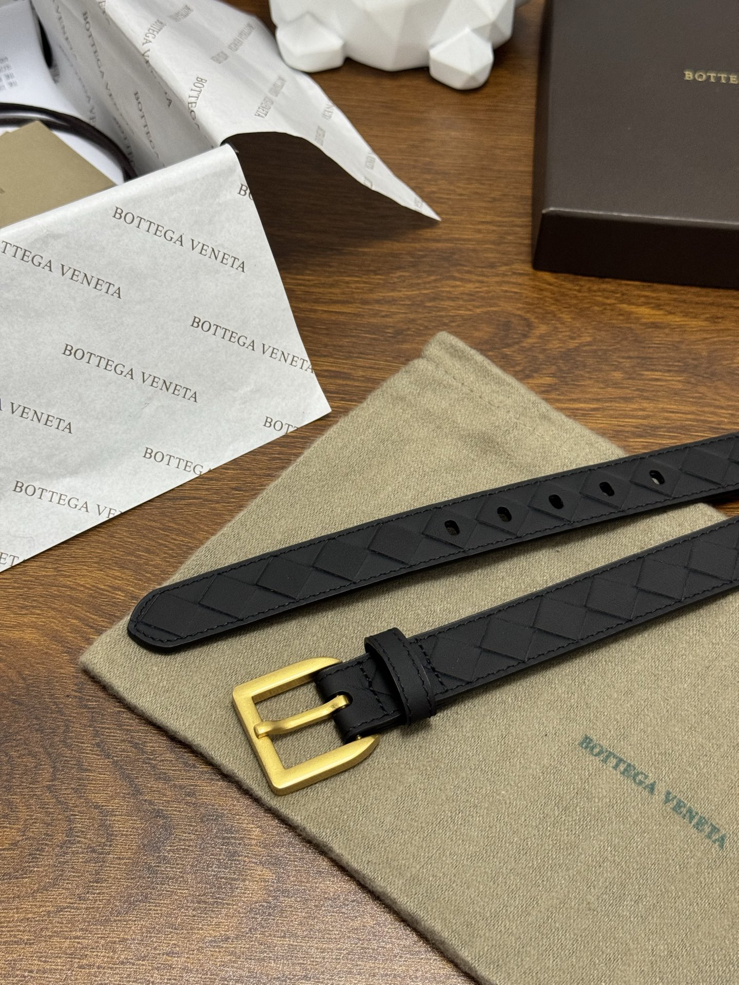 BOTTEGA VENETA   2.5cm    纯黑色 小牛皮皮革手工编织，手工编织新款牛皮经典之作。每个细节都体现
