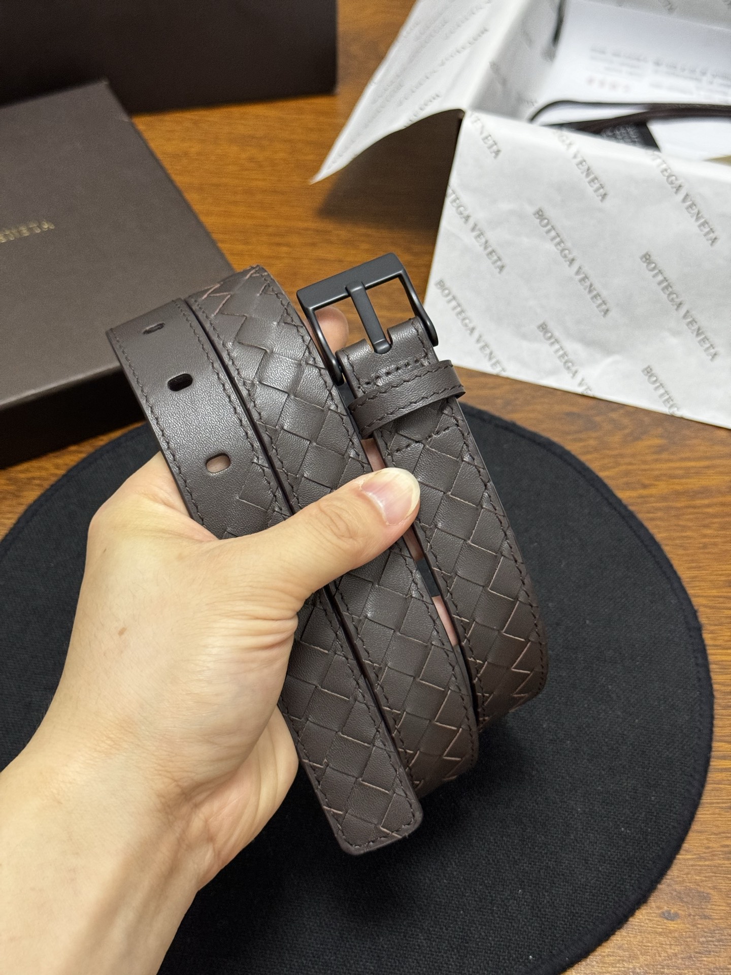 Intrecciato Piccolo编织腰带，牛皮皮革手工编织，手工编织新款牛皮经典之作。每个细节都体现出至高的品味和