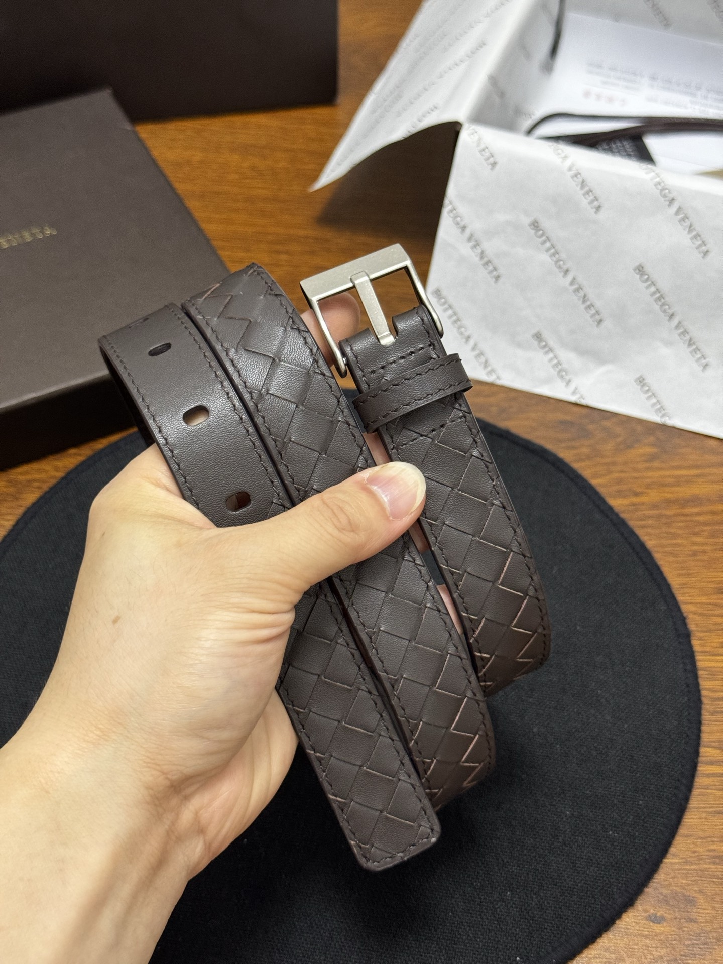Intrecciato Piccolo编织腰带，牛皮皮革手工编织，手工编织新款牛皮经典之作。每个细节都体现出至高的品味和