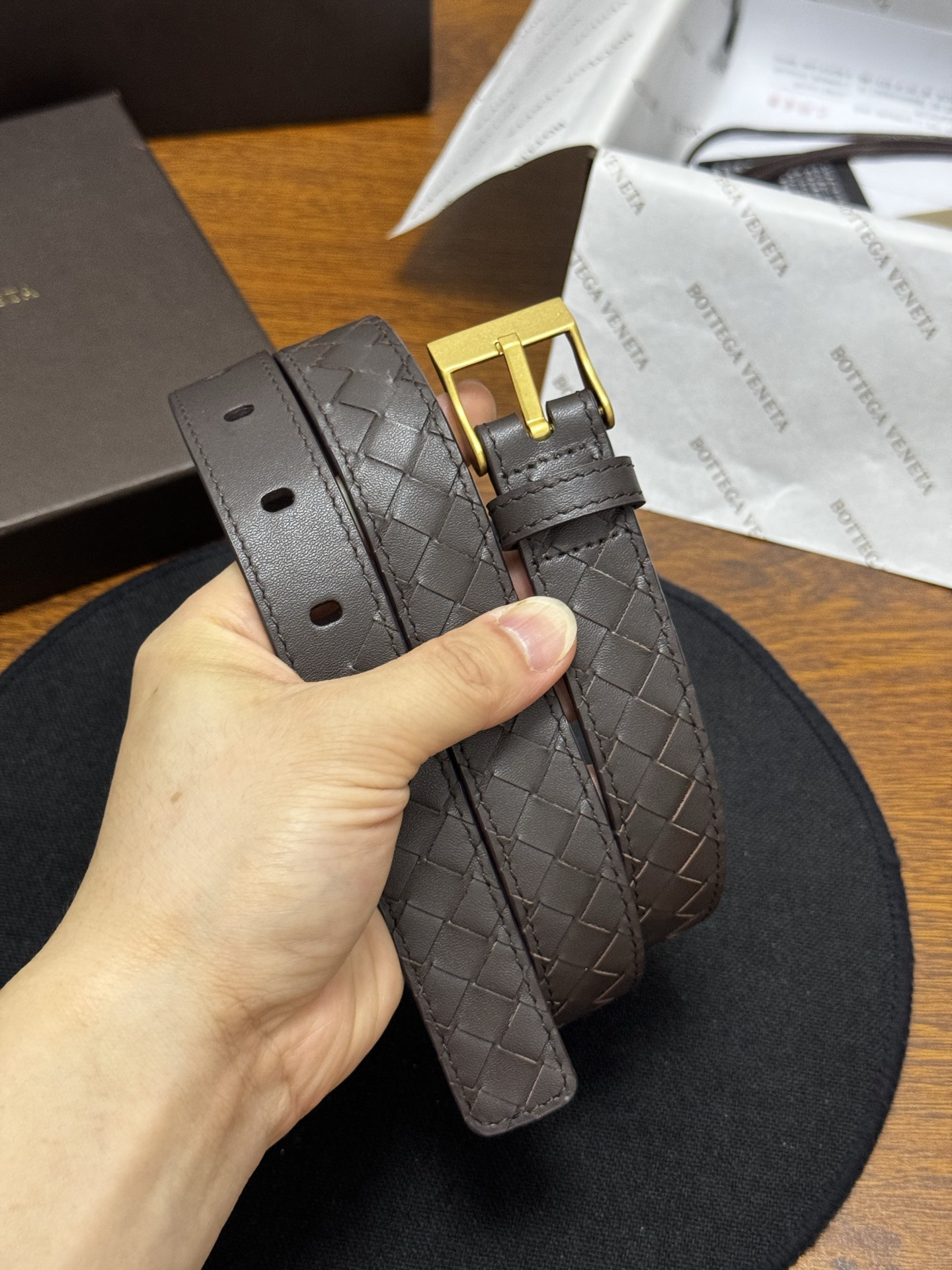 Intrecciato Piccolo编织腰带，牛皮皮革手工编织，手工编织新款牛皮经典之作。每个细节都体现出至高的品味和