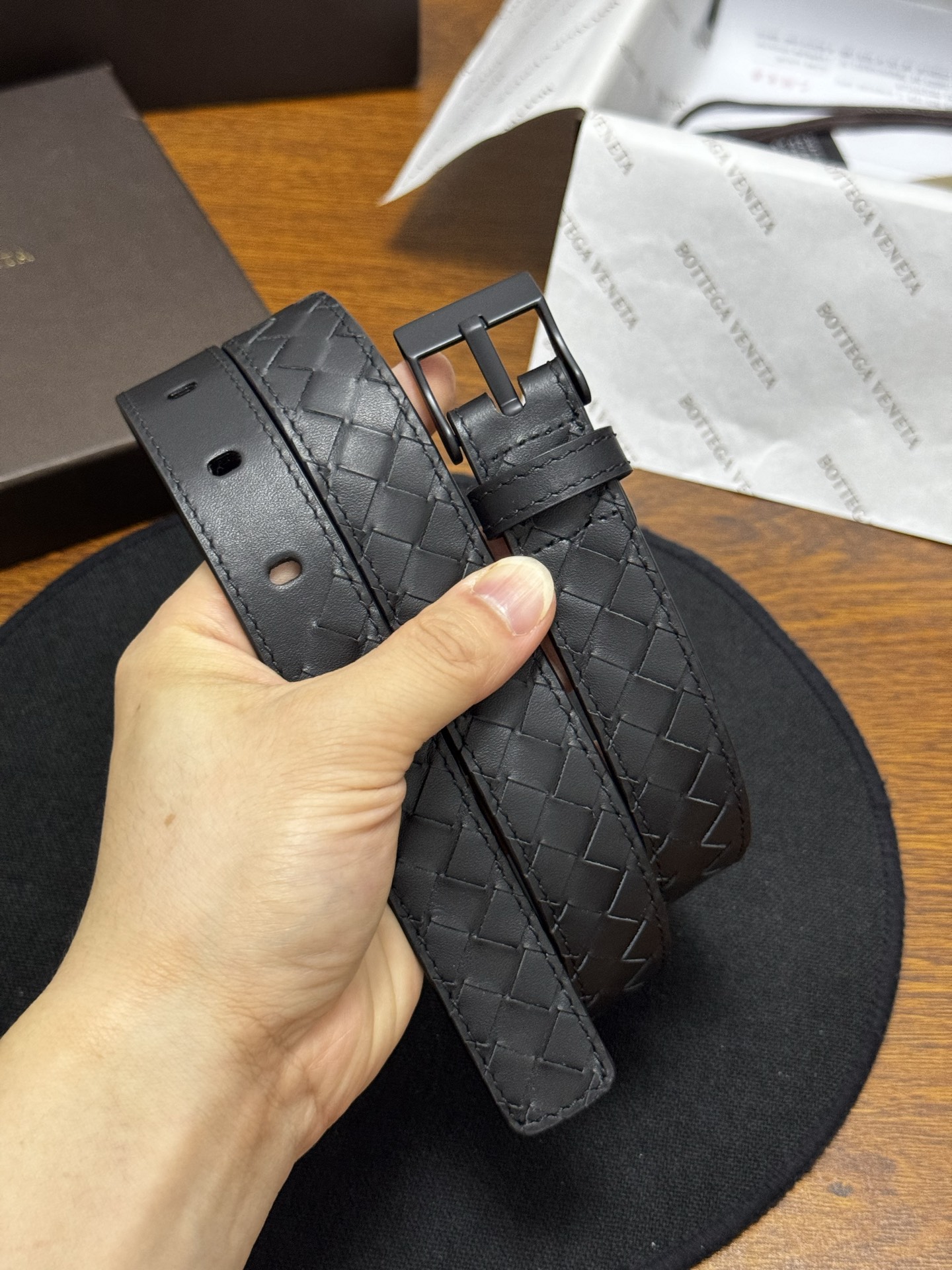 Intrecciato Piccolo编织腰带，牛皮皮革手工编织，手工编织新款牛皮经典之作。每个细节都体现出至高的品味和
