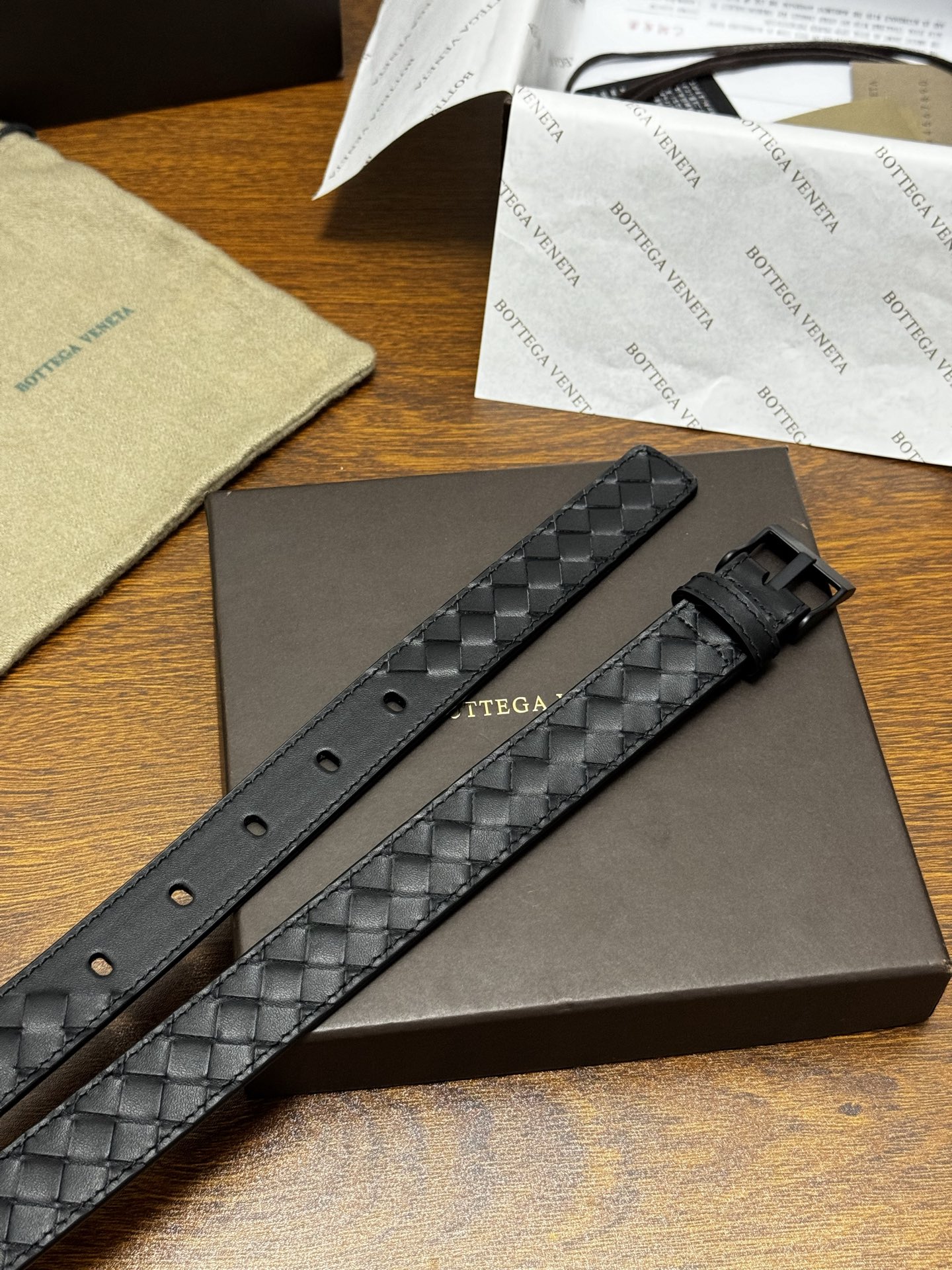 Intrecciato Piccolo编织腰带，牛皮皮革手工编织，手工编织新款牛皮经典之作。每个细节都体现出至高的品味和