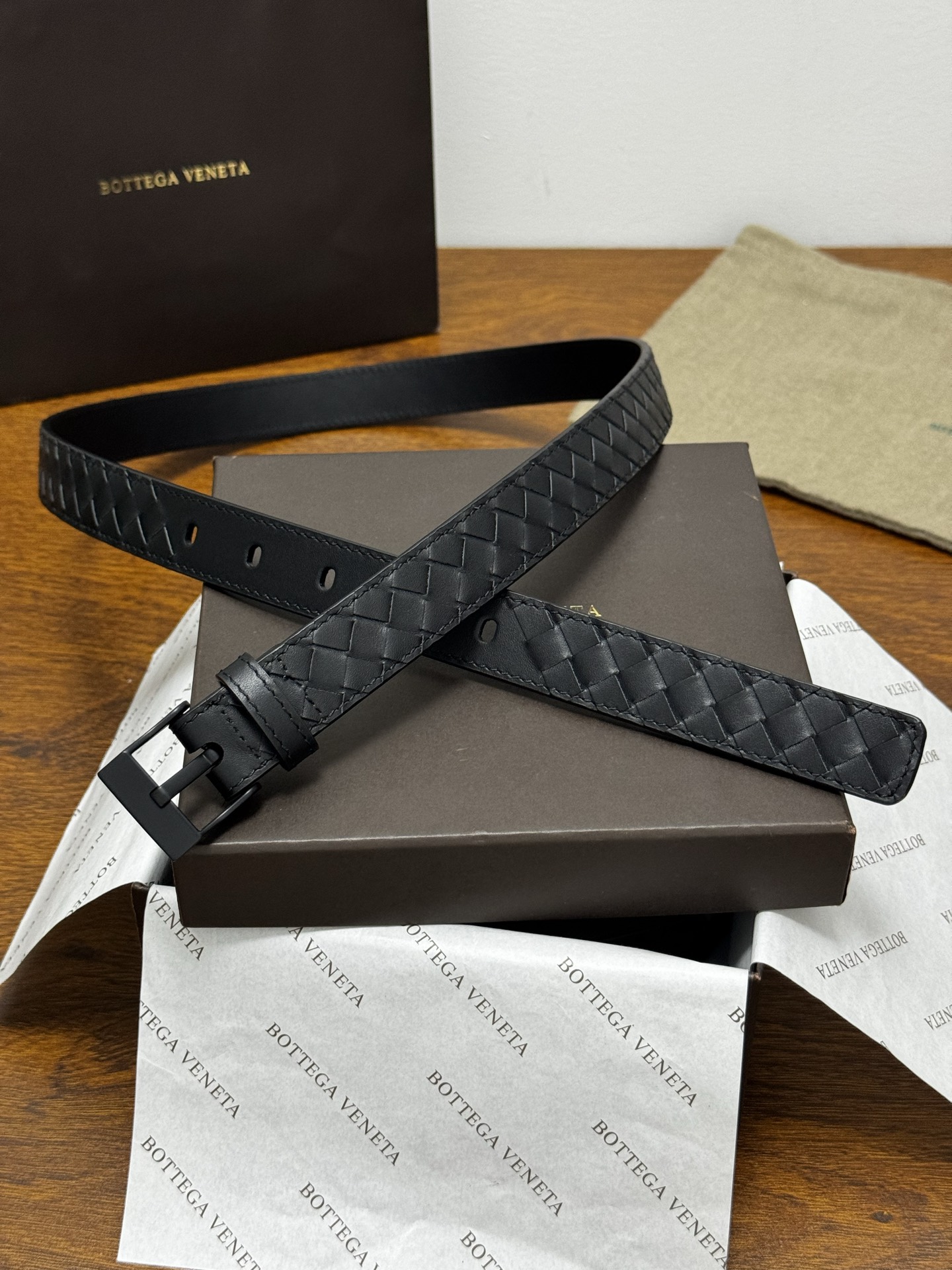 Intrecciato Piccolo编织腰带,牛皮皮革手工编织,手工编织新款牛皮经典之作。每个细节都体现出至高的品味和 Intrecciato Piccolo编织腰带,牛皮皮革手工编织,手工编织新款牛皮经典之作。每个细节都体现出至高的品味和