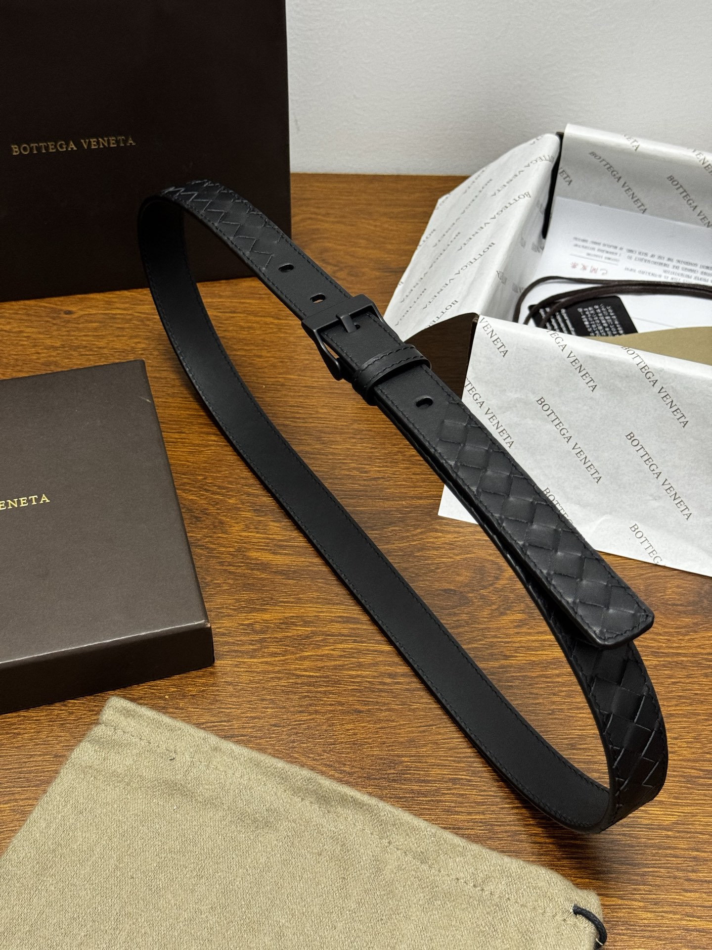 Intrecciato Piccolo编织腰带，牛皮皮革手工编织，手工编织新款牛皮经典之作。每个细节都体现出至高的品味和