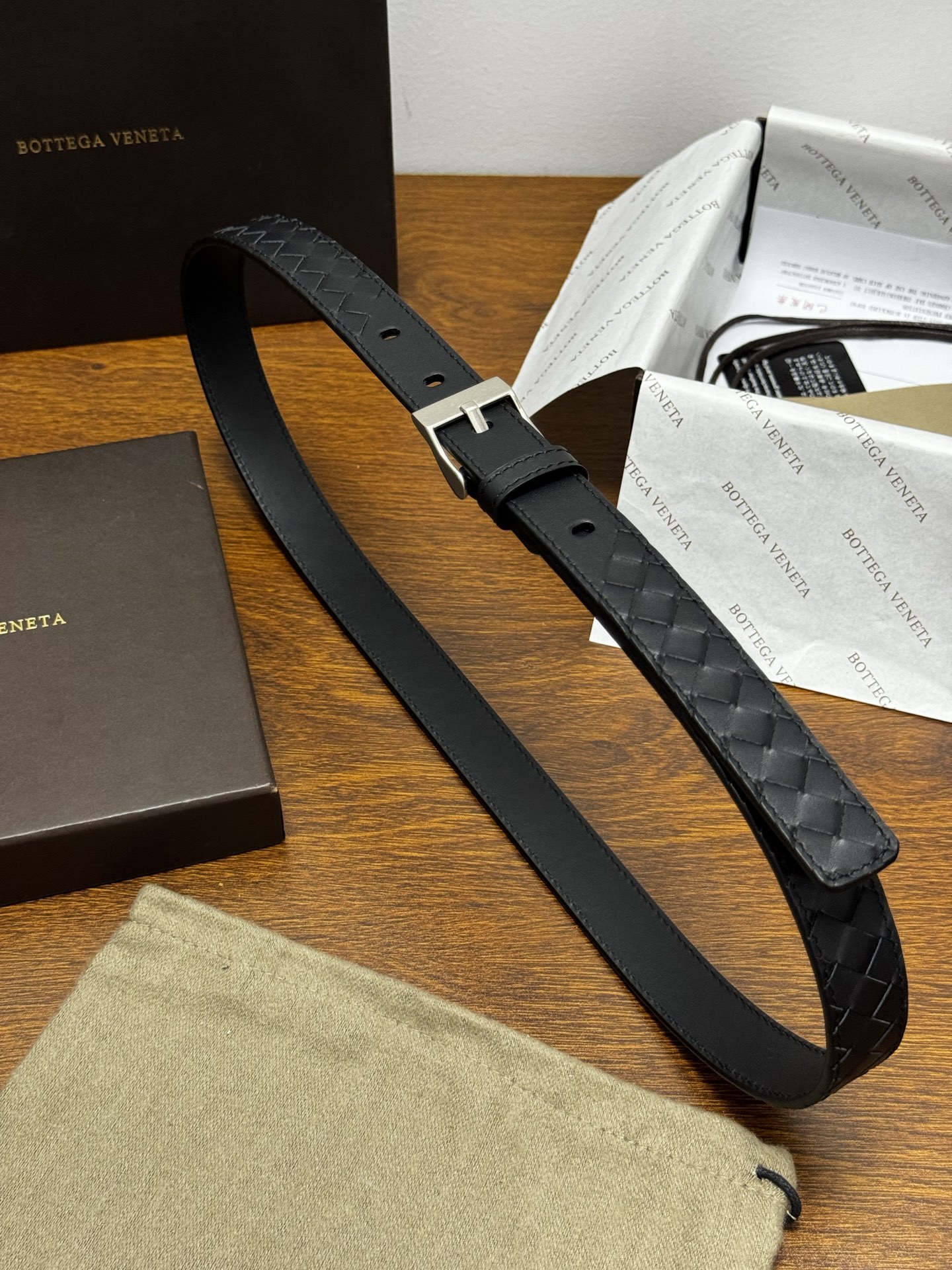 Intrecciato Piccolo编织腰带，牛皮皮革手工编织，手工编织新款牛皮经典之作。每个细节都体现出至高的品味和