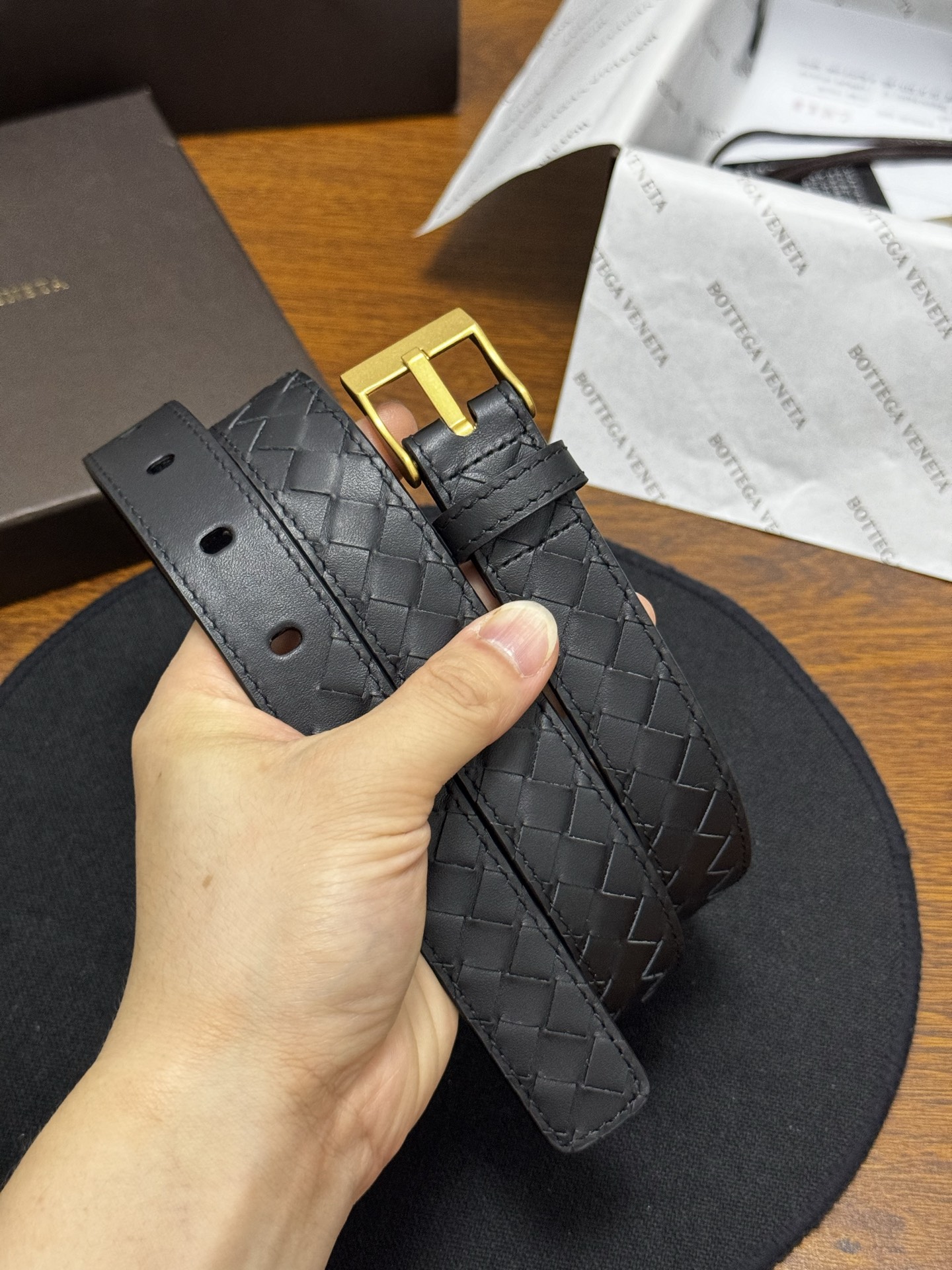 Intrecciato Piccolo编织腰带，牛皮皮革手工编织，手工编织新款牛皮经典之作。每个细节都体现出至高的品味和