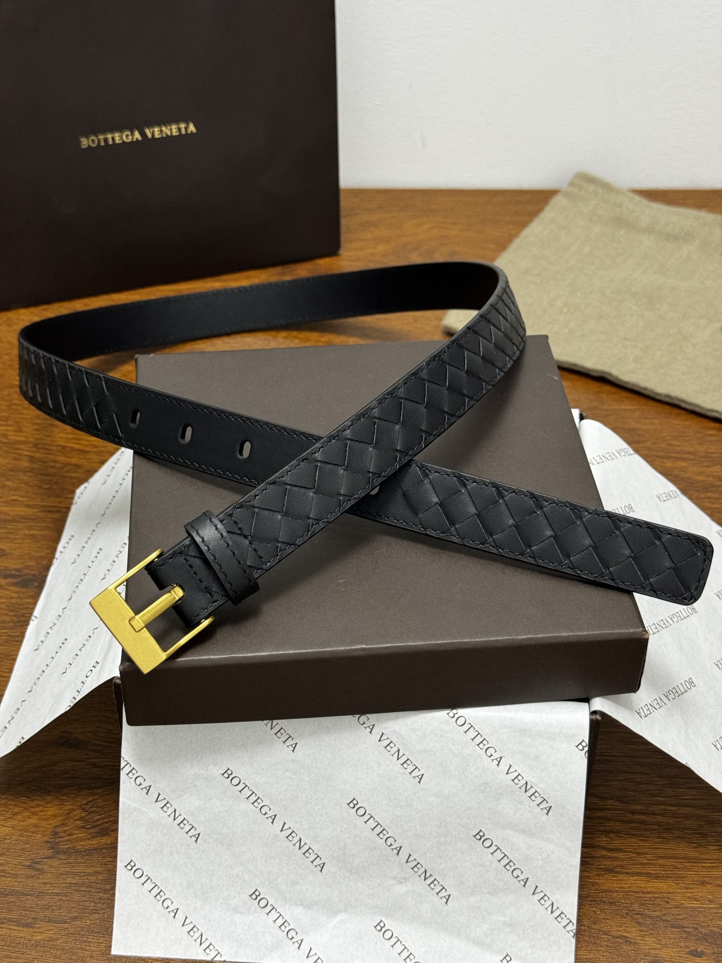 Intrecciato Piccolo编织腰带,牛皮皮革手工编织,手工编织新款牛皮经典之作。每个细节都体现出至高的品味和 Intrecciato Piccolo编织腰带,牛皮皮革手工编织,手工编织新款牛皮经典之作。每个细节都体现出至高的品味和