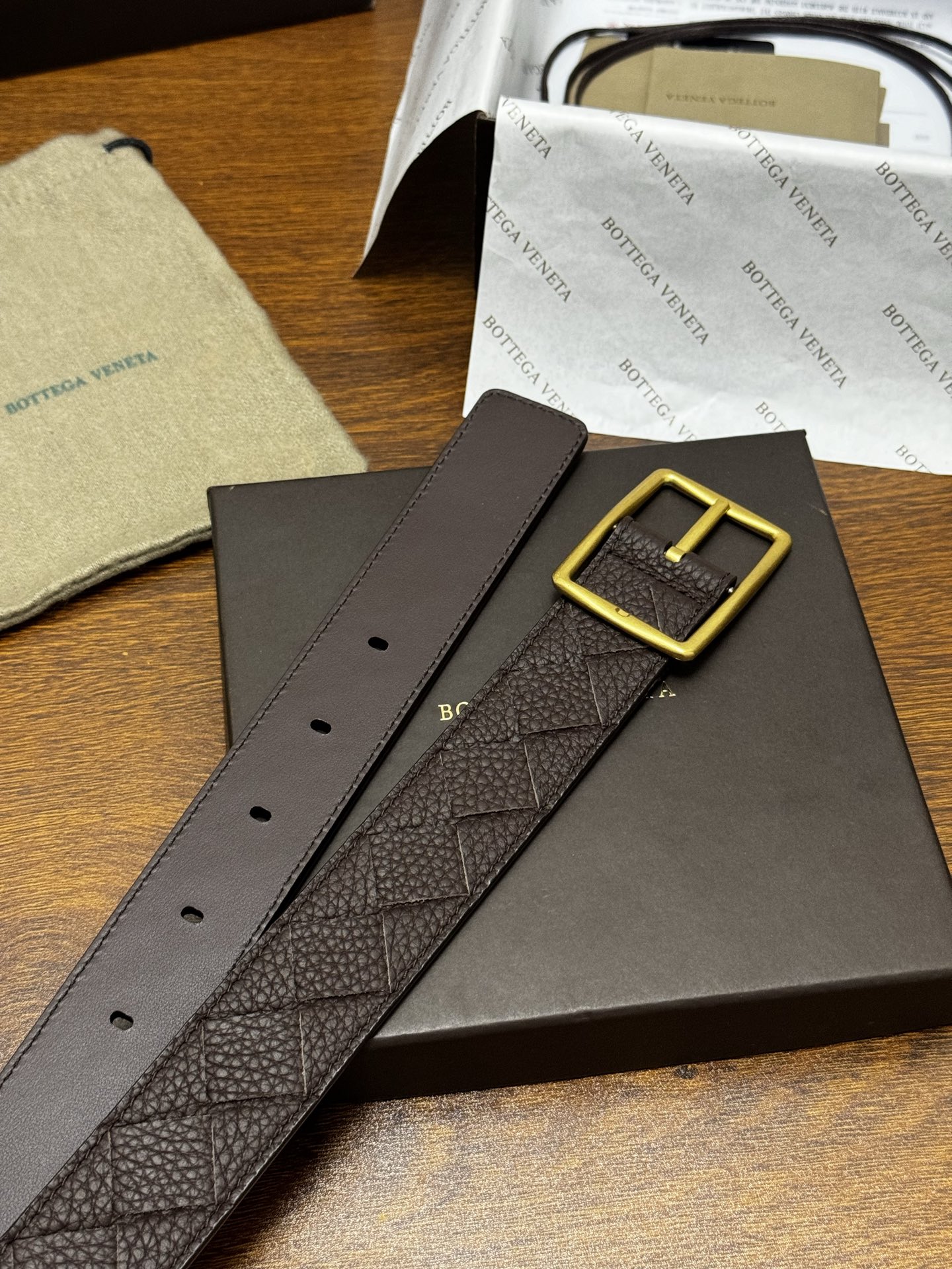 Intrecciato编织Taurillon腰带，荔枝纹纹理手工编织新款牛皮经典之作。每个细节都体现出至高的品味和格调，