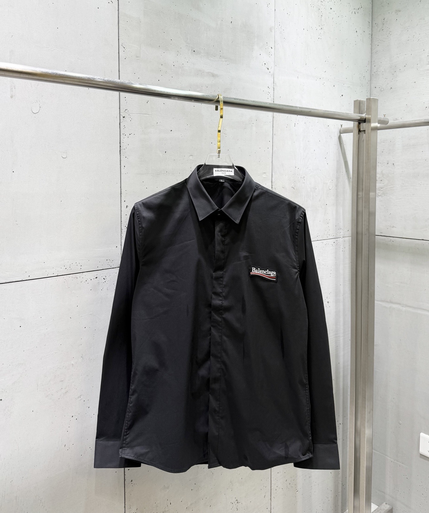 P120 Balenciaga Loro Piana nuevo modelo 26, estilo old money con medallón de metal en el pecho, camisa de manga larga d…