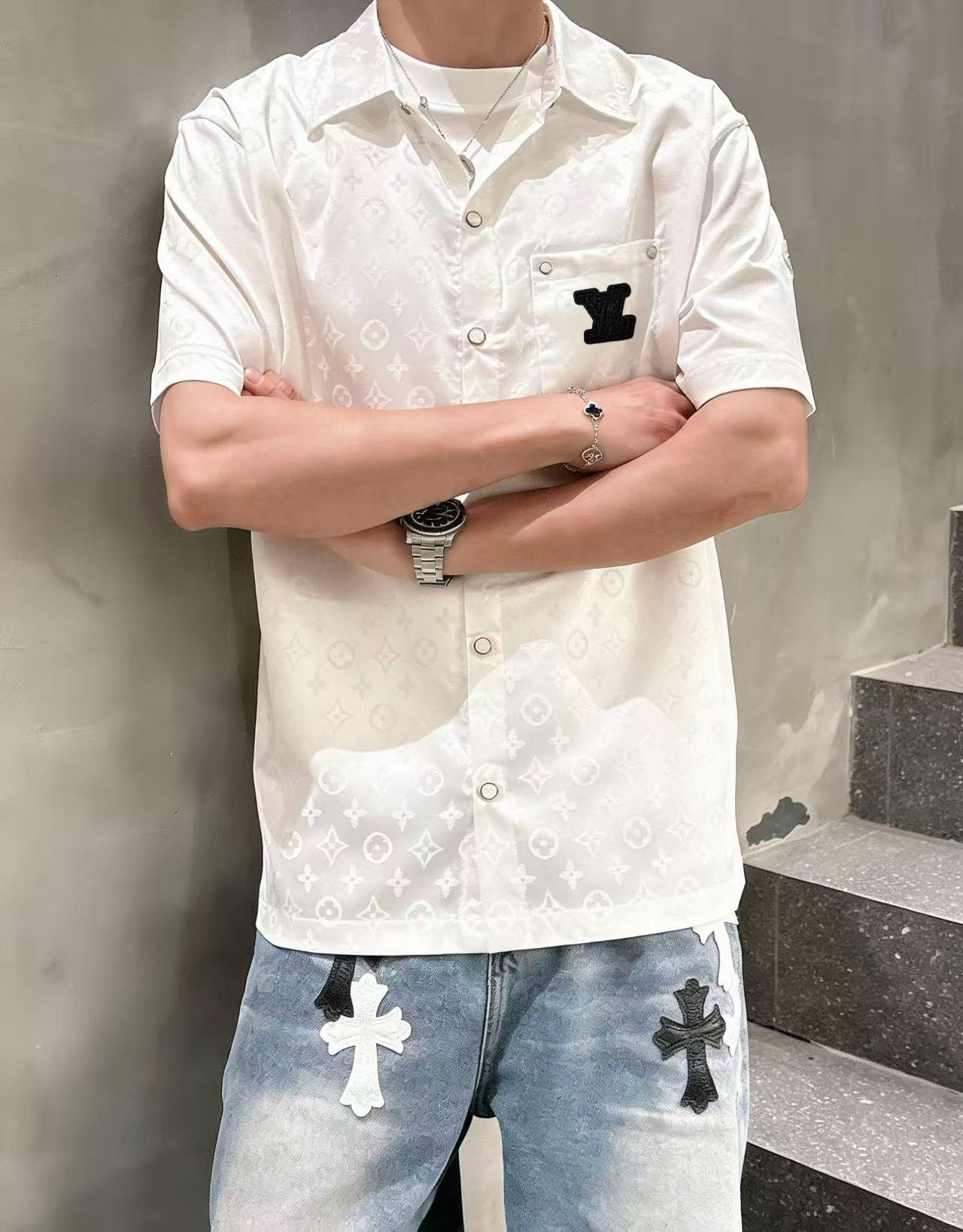 P 115 Estilo: Camisa de manga corta con jacquard Louis Vuitton nueva para 2026. Material: tela de jacquard de hielo per…