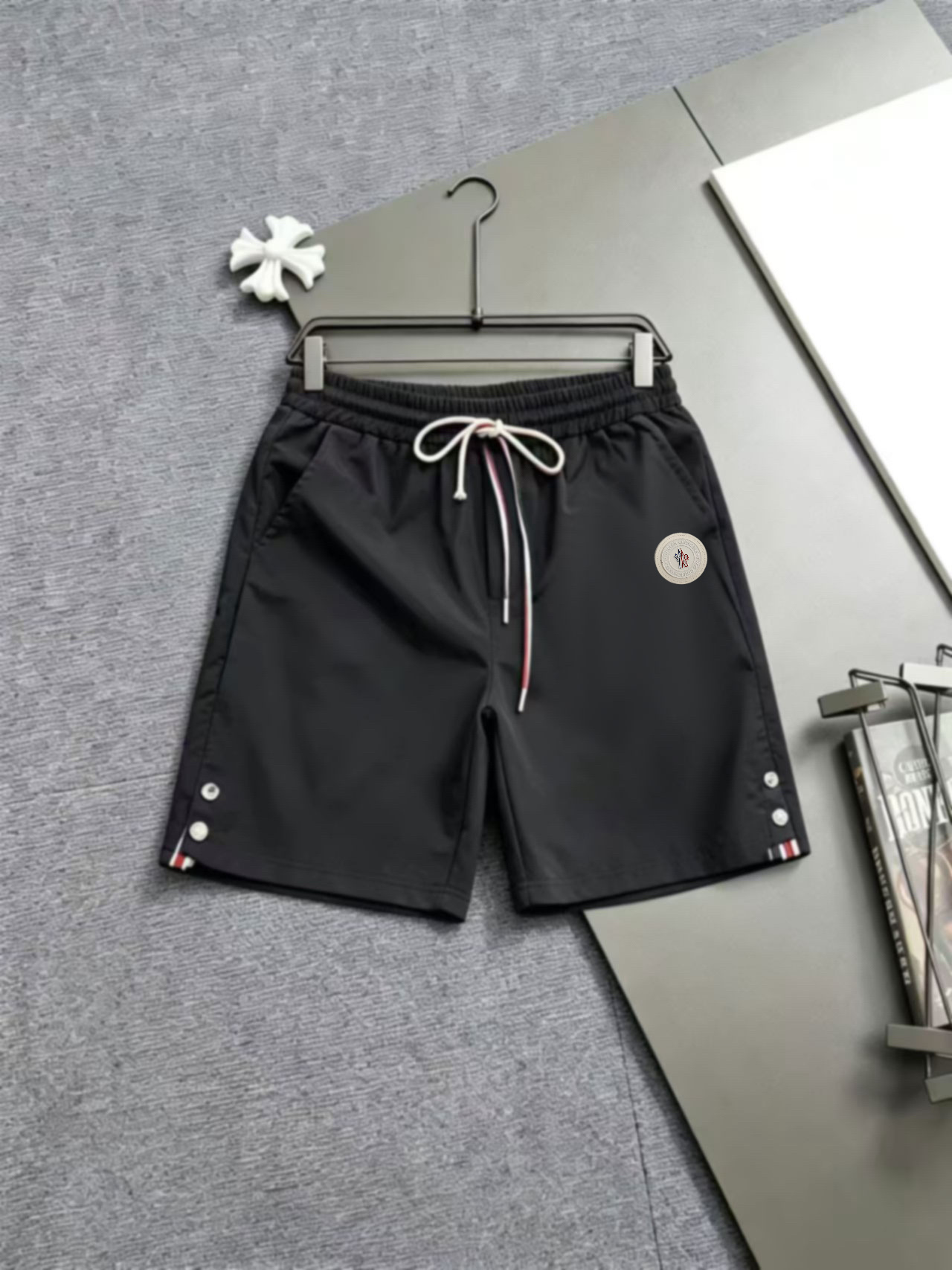 P105 Moncler蒙家 2026春夏男女同款情侣款最新的贸易订单休闲短裤！内衬有网 全品相！！网红款！采用logo徽章设计！上身舒适透气，不僵硬，整体有着丰富的立体感，品质出口订单，定制专属聚酯纤维面料剪裁，满足通勤人们对于着装的简…