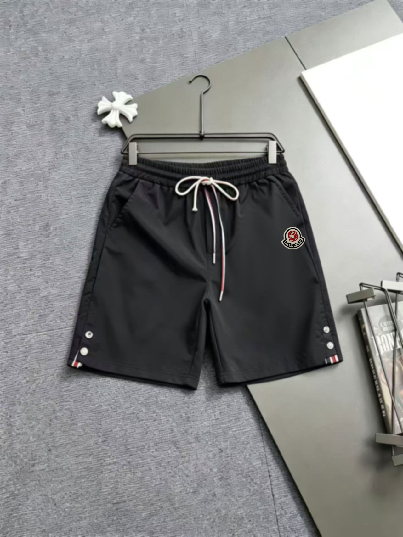 P105 Moncler蒙家 2026春夏男女同款情侣款最新的贸易订单休闲短裤！内衬有网 全品相！！网红款！采用logo徽章设计！上身舒适透气，不僵硬，整体有着丰富的立体感，品质出口订单，定制专属聚酯纤维面料剪裁，满足通勤人们对于着装的简…