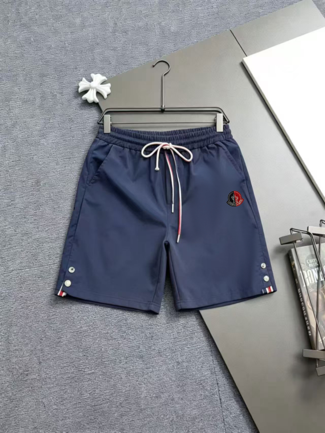 P105 Moncler蒙家 2026春夏男女同款情侣款最新的贸易订单休闲短裤！内衬有网 全品相！！网红款！采用logo徽章设计！上身舒适透气，不僵硬，整体有着丰富的立体感，品质出口订单，定制专属聚酯纤维面料剪裁，满足…