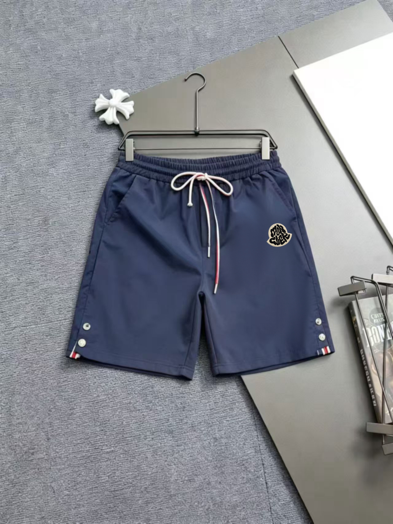 P105 Moncler蒙家 2026春夏男女同款情侣款最新的贸易订单休闲短裤！内衬有网 全品相！！网红款！采用logo徽章设计！上身舒适透气，不僵硬，整体有着丰富的立体感，品质出口订单，定制专属聚酯纤维面料剪裁，满足通勤人们对于着装的简…