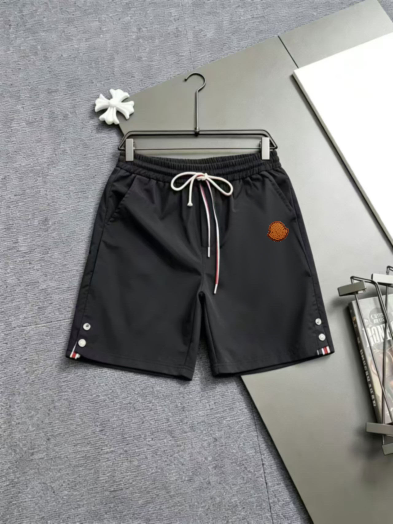 P105 Moncler蒙家 2026春夏男女同款情侣款最新的贸易订单休闲短裤！内衬有网 全品相！！网红款！采用logo徽章设计！上身舒适透气，不僵硬，整体有着丰富的立体感，品质出口订单，定制专属聚酯纤维面料剪裁，满足通勤人们对于着装的简…