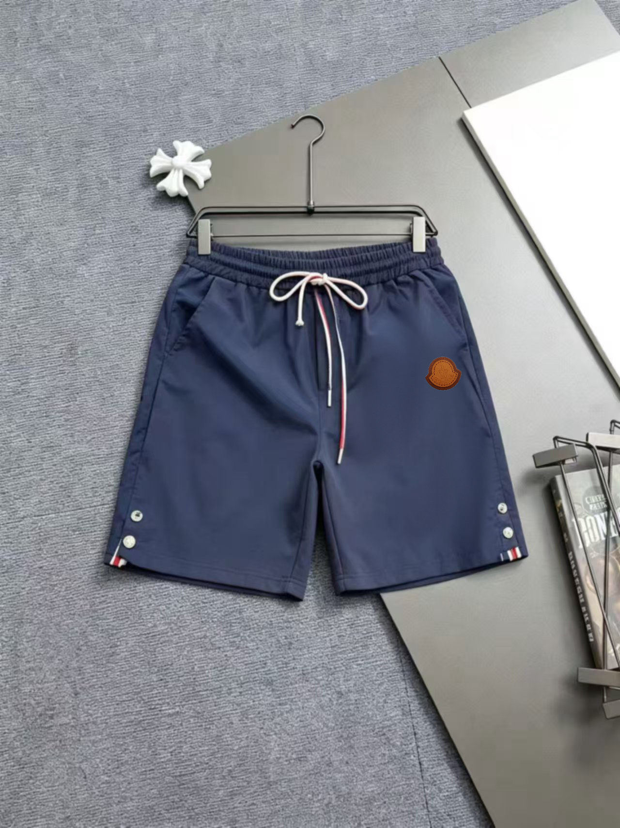 P105 Moncler蒙家 2026春夏男女同款情侣款最新的贸易订单休闲短裤！内衬有网 全品相！！网红款！采用logo徽章设计！上身舒适透气，不僵硬，整体有着丰富的立体感，品质出口订单，定制专属聚酯纤维面料剪裁，满足通勤人们对于着装的简…