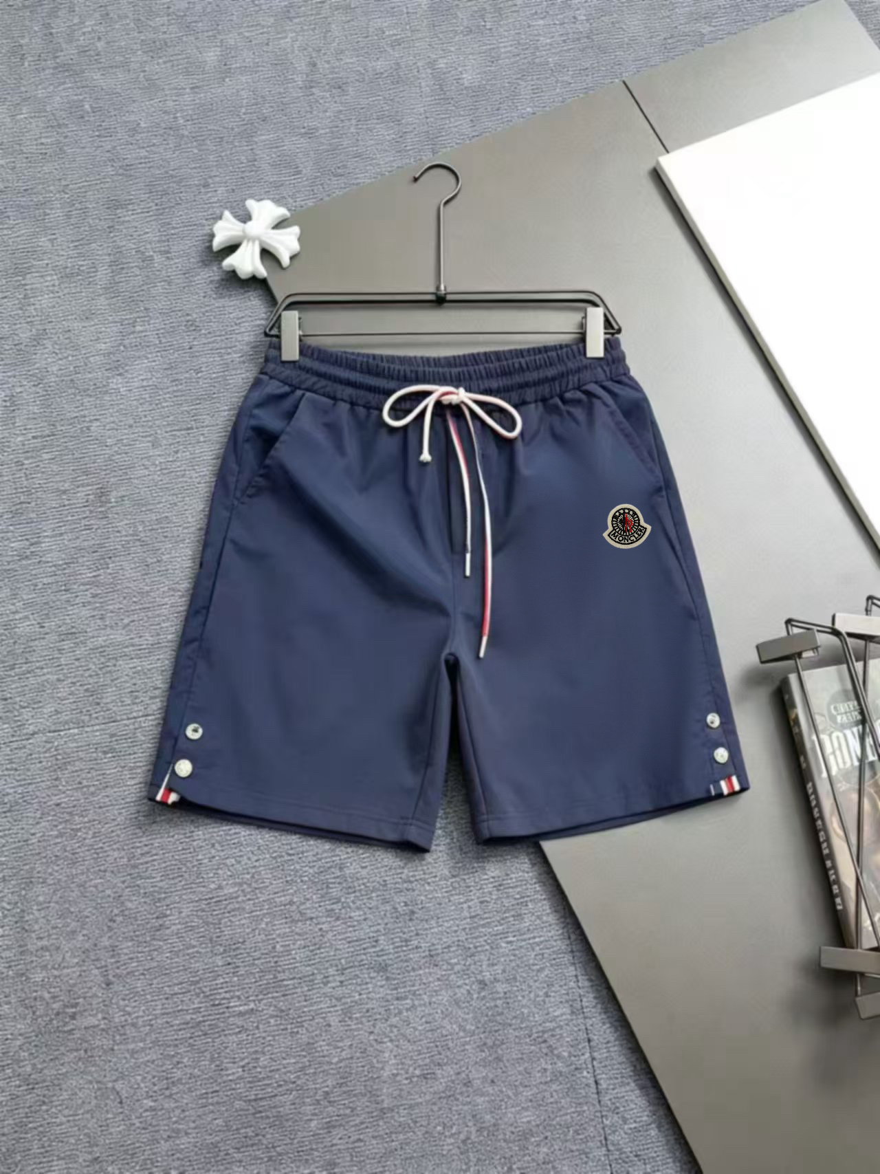 P105 Moncler蒙家 2026春夏男女同款情侣款最新的贸易订单休闲短裤！内衬有网 全品相！！网红款！采用logo徽章设计！上身舒适透气，不僵硬，整体有着丰富的立体感，品质出口订单，定制专属聚酯纤维面料剪裁，满足通勤人们对于着装的简…