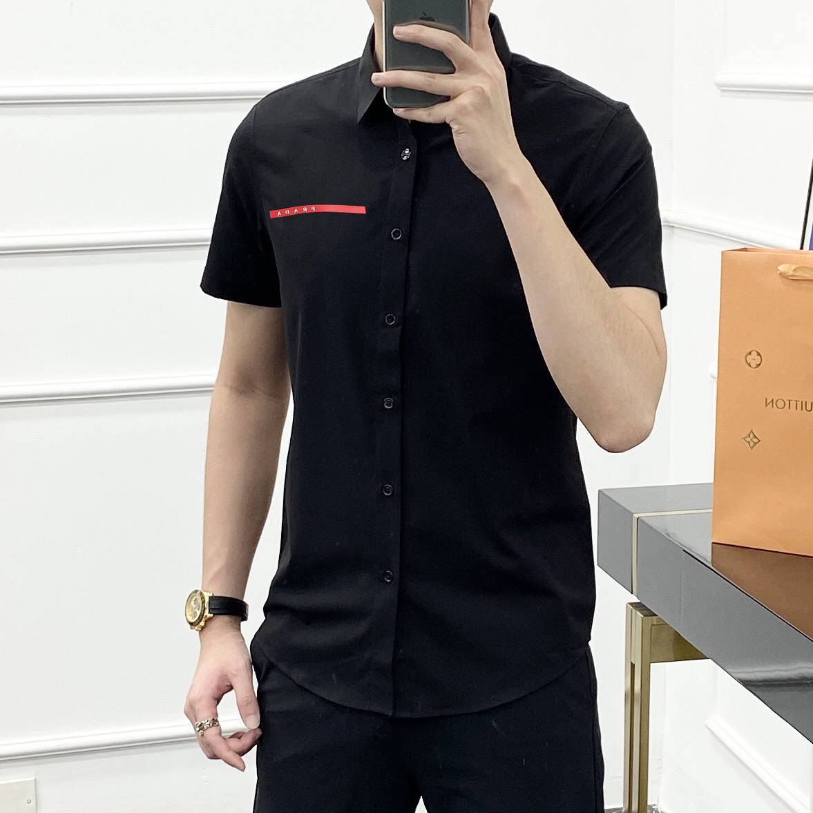 P120 La última serie de camisas de manga corta de primavera y verano de Prada del sitio web oficial, confeccionadas con…