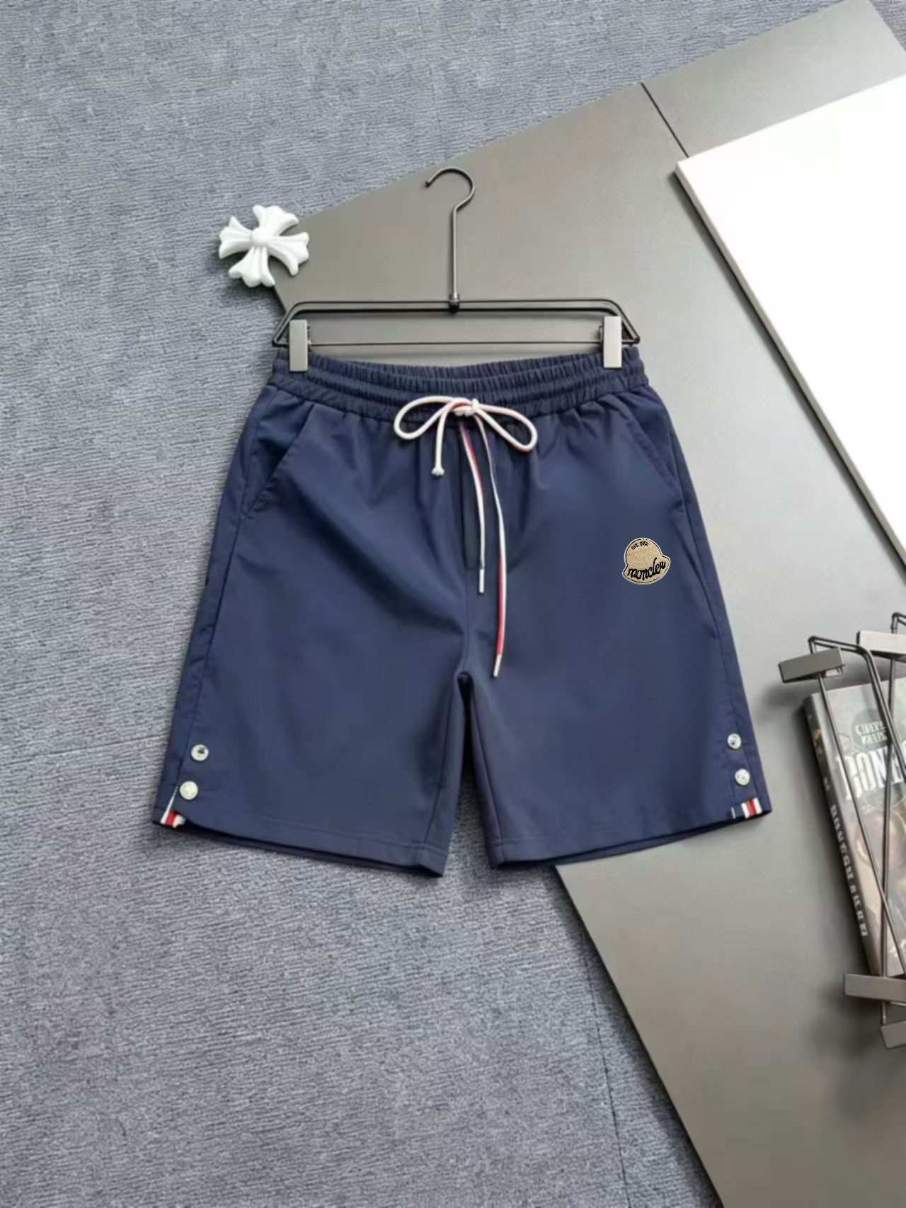 P105 Moncler蒙家 2026春夏男女同款情侣款最新的贸易订单休闲短裤！内衬有网 全品相！！网红款！采用logo徽章设计！上身舒适透气，不僵硬，整体有着丰富的立体感，品质出口订单，定制专属聚酯纤维面料剪裁，满足通勤人们对于着装的简…