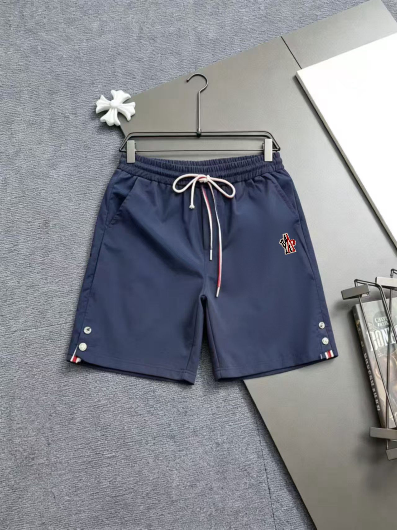 P105 Moncler蒙家 2026春夏男女同款情侣款最新的贸易订单休闲短裤！内衬有网 全品相！！网红款！采用logo徽章设计！上身舒适透气，不僵硬，整体有着丰富的立体感，品质出口订单，定制专属聚酯纤维面料剪裁，满足通勤人们对于着装的简…