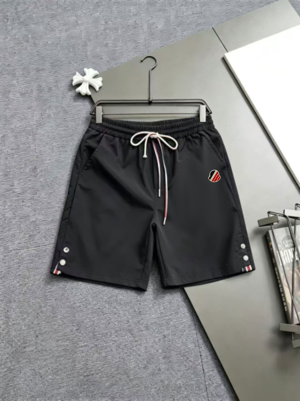 P105 Moncler蒙家 2026春夏男女同款情侣款最新的贸易订单休闲短裤！内衬有网 全品相！！网红款！采用logo徽章设计！上身舒适透气，不僵硬，整体有着丰富的立体感，品质出口订单，定制专属聚酯纤维面料剪裁，满足通勤人们对于着装的简…