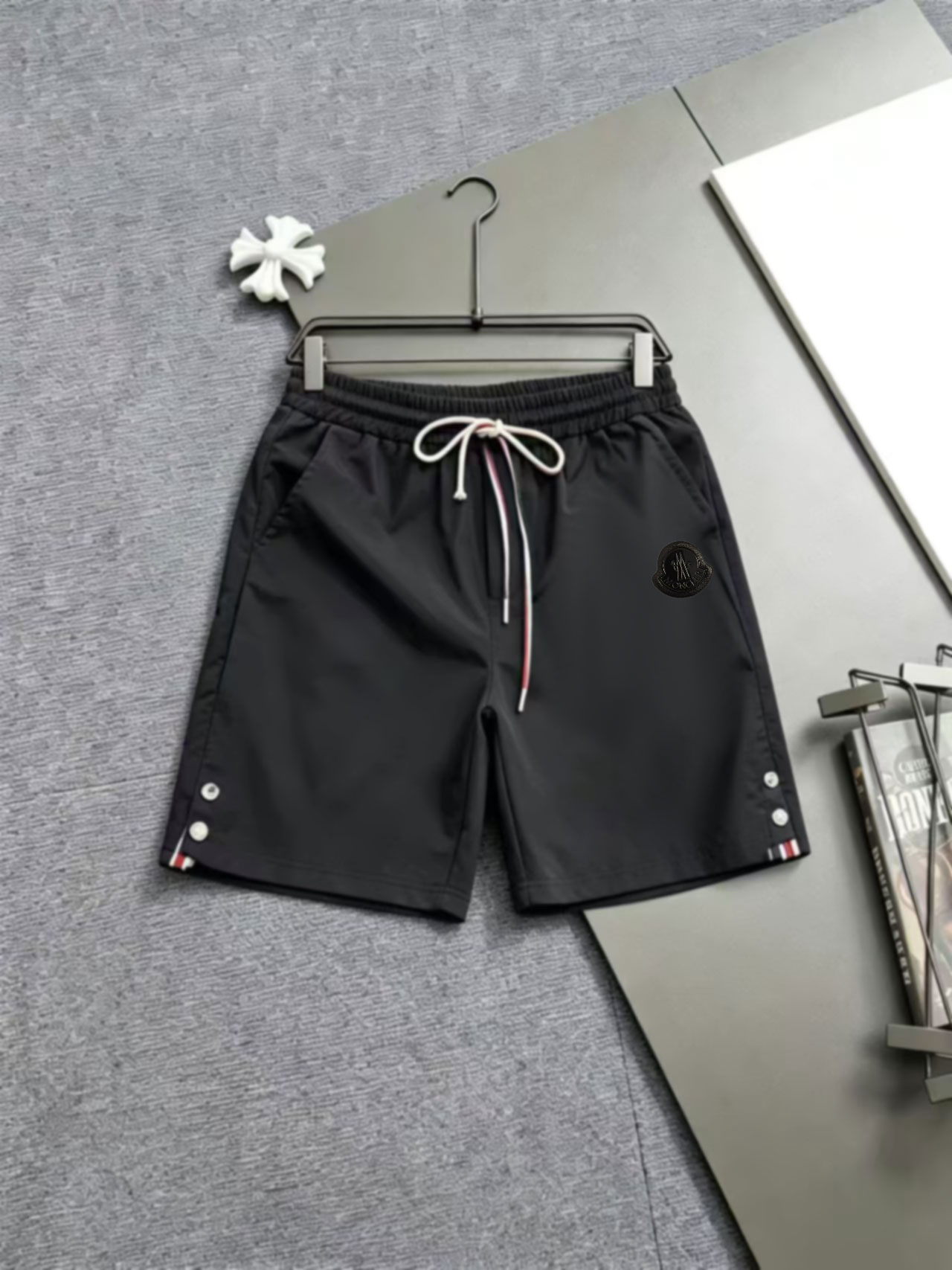 P105 Moncler蒙家 2026春夏男女同款情侣款最新的贸易订单休闲短裤！内衬有网 全品相！！网红款！采用logo徽章设计！上身舒适透气，不僵硬，整体有着丰富的立体感，品质出口订单，定制专属聚酯纤维面料剪裁，满足通勤人们对于着装的简…