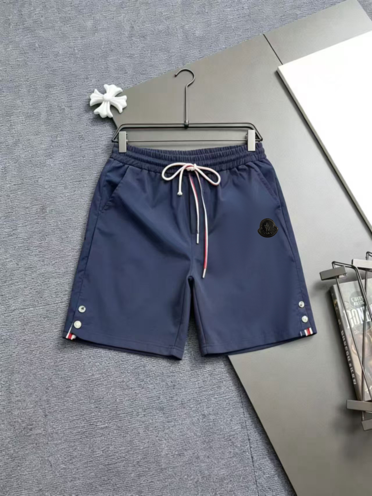 P105 Moncler蒙家 2026春夏男女同款情侣款最新的贸易订单休闲短裤！内衬有网 全品相！！网红款！采用logo徽章设计！上身舒适透气，不僵硬，整体有着丰富的立体感，品质出口订单，定制专属聚酯纤维面料剪裁，满足通勤人们对于着装的简…