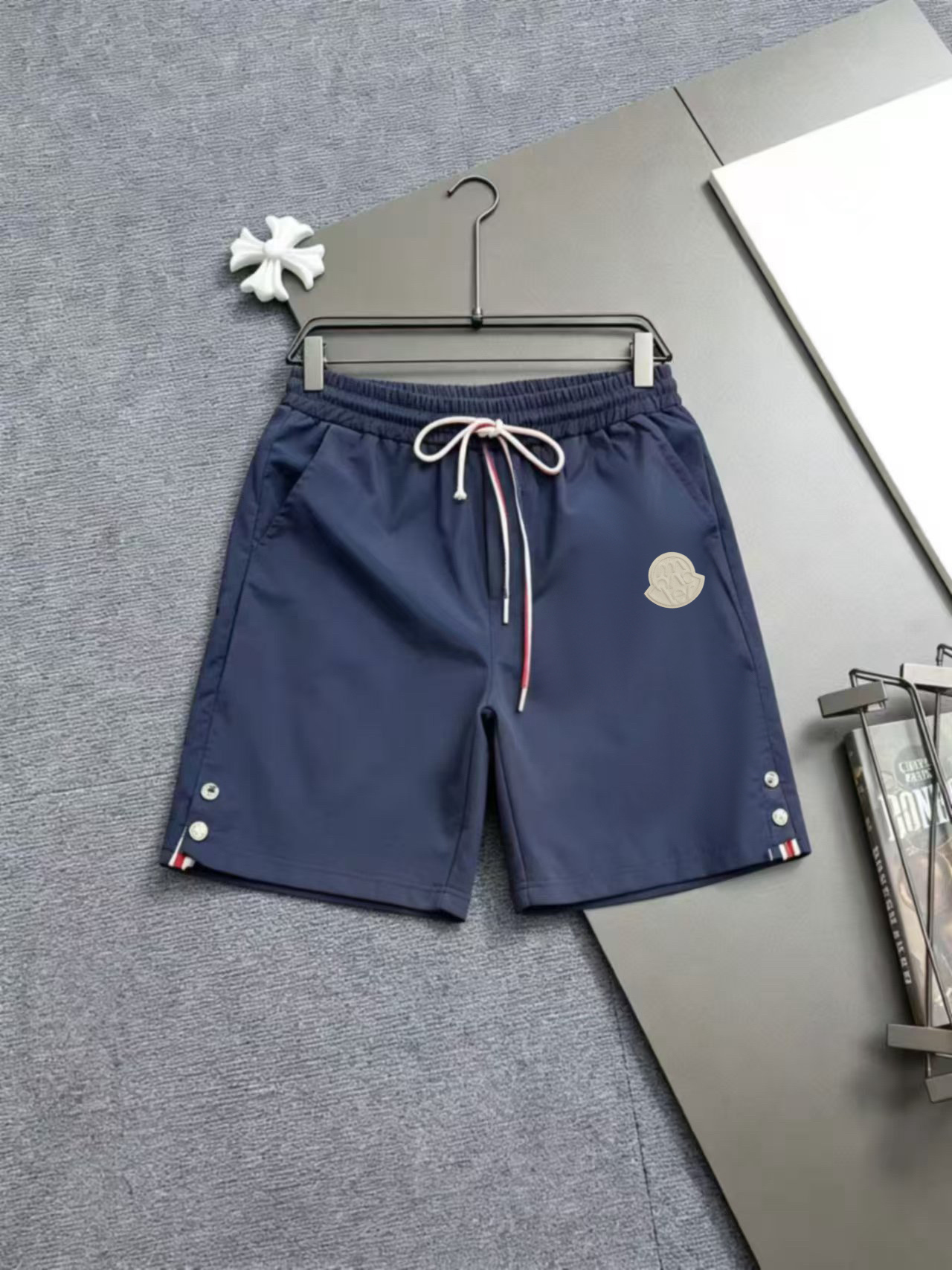 P105 Moncler蒙家 2026春夏男女同款情侣款最新的贸易订单休闲短裤！内衬有网 全品相！！网红款！采用logo徽章设计！上身舒适透气，不僵硬，整体有着丰富的立体感，品质出口订单，定制专属聚酯纤维面料剪裁，满足通勤人们对于着装的简…