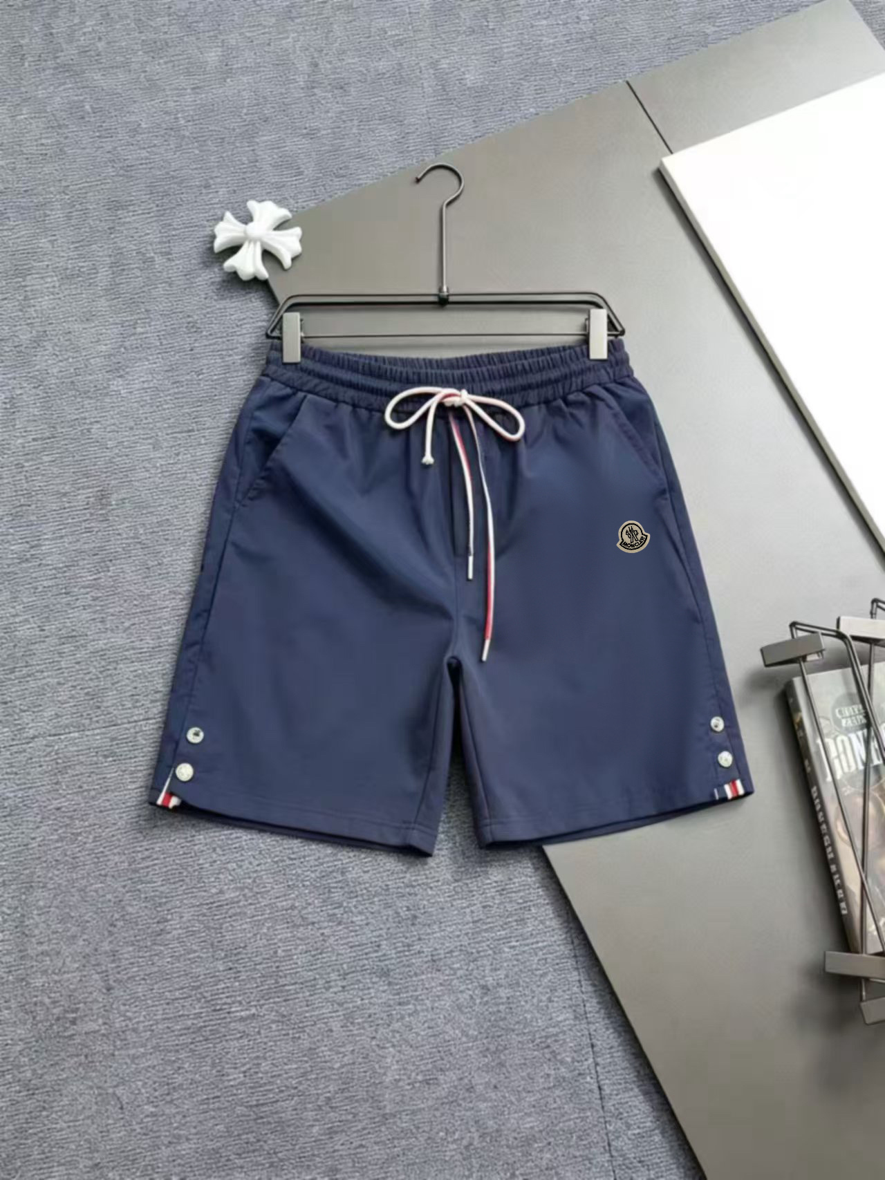 P105 Moncler蒙家 2026春夏男女同款情侣款最新的贸易订单休闲短裤！内衬有网 全品相！！网红款！采用logo徽章设计！上身舒适透气，不僵硬，整体有着丰富的立体感，品质出口订单，定制专属聚酯纤维面料剪裁，满足…