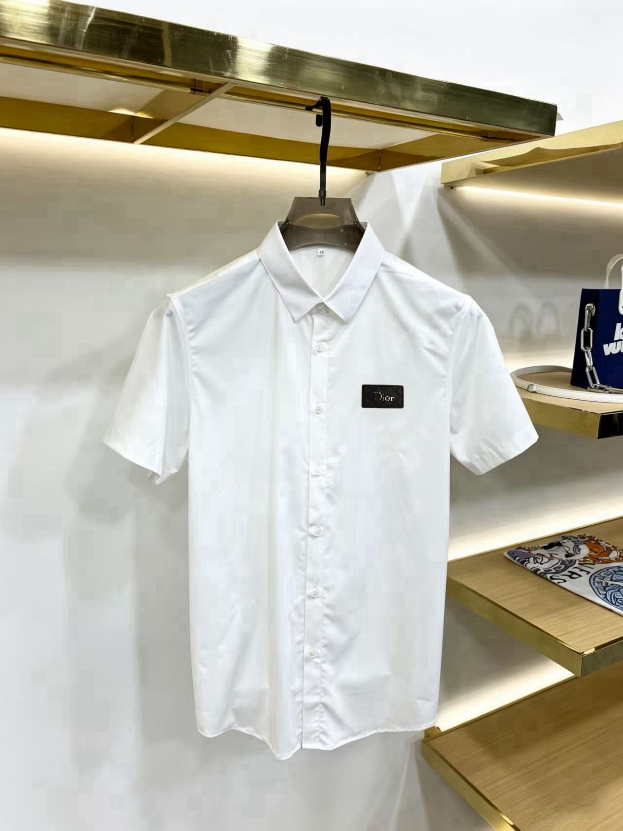 P120 La última serie de camisetas de manga corta de Diro para primavera y verano. Está confeccionado con tejidos de alg…